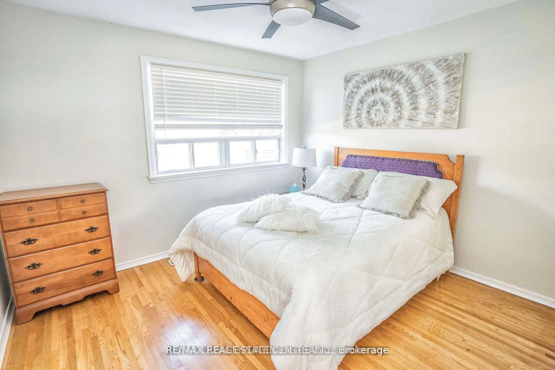 Photo 6 of Unit (Upper), 37 Edgemont Drive, Brampton, Brampton North — HOMEH