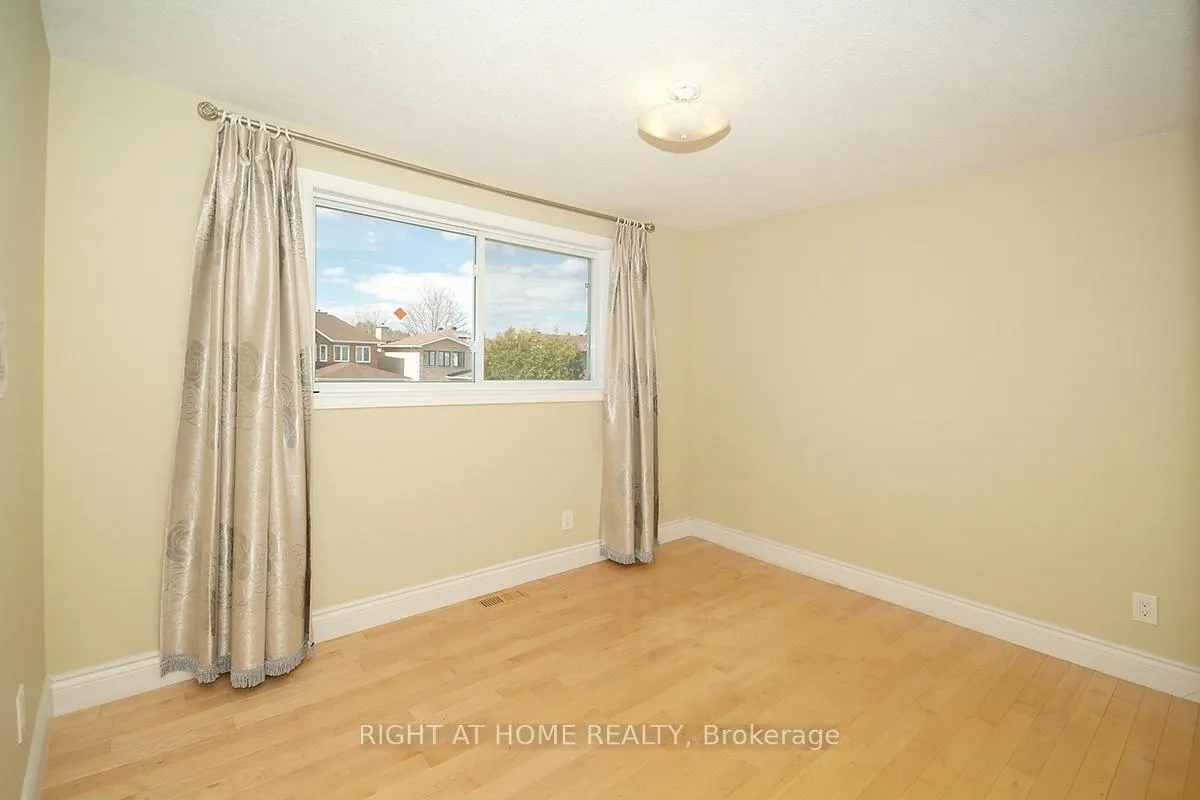 Photo 12 of 56 Four Seasons Drive, Ottawa, Borden Farm/Stewart Farm/Carleton Heights/Parkwood Hills — HOMEH