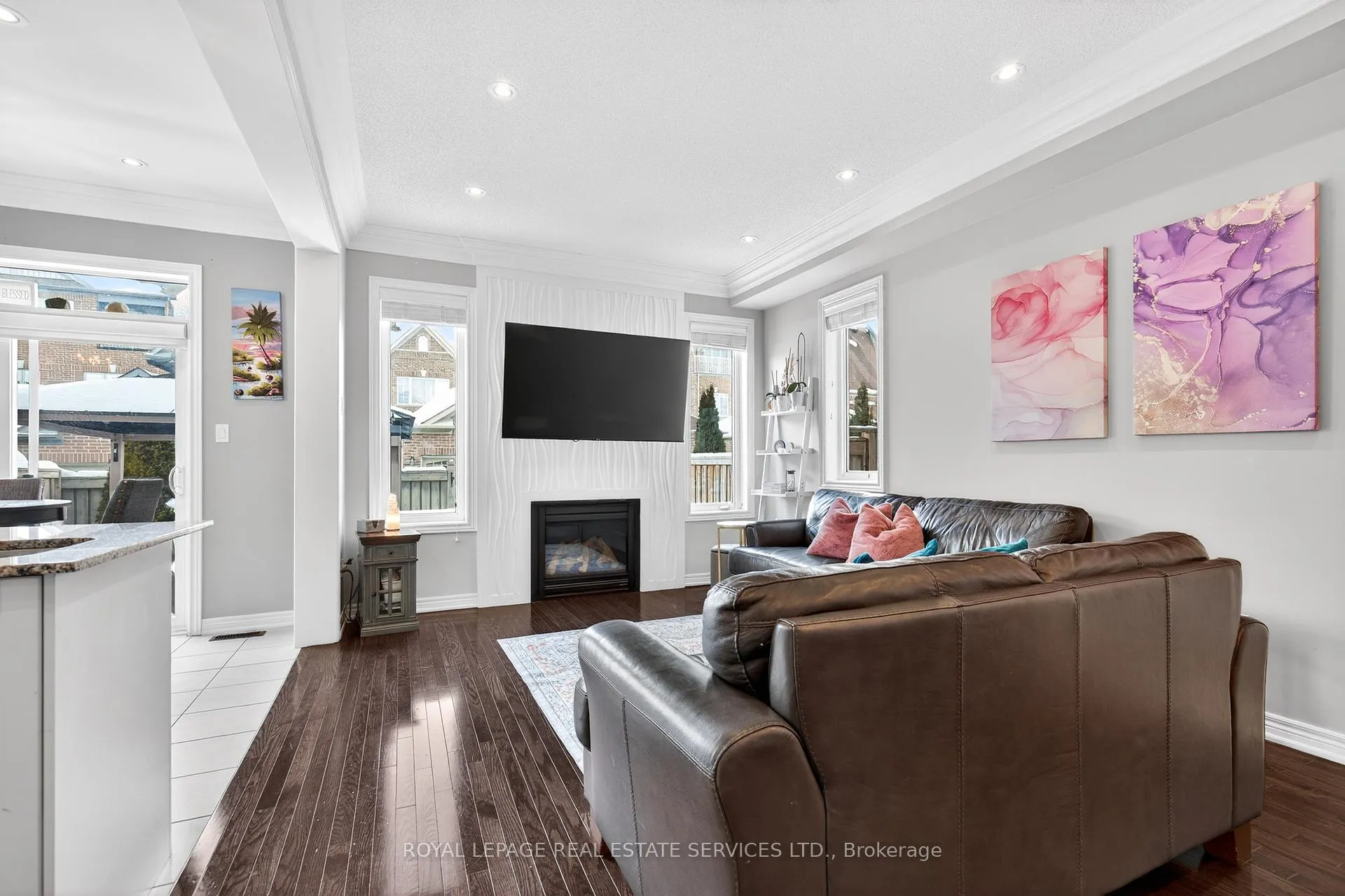 Photo 8 of 305 Moody Drive, Vaughan, Kleinburg — HOMEH