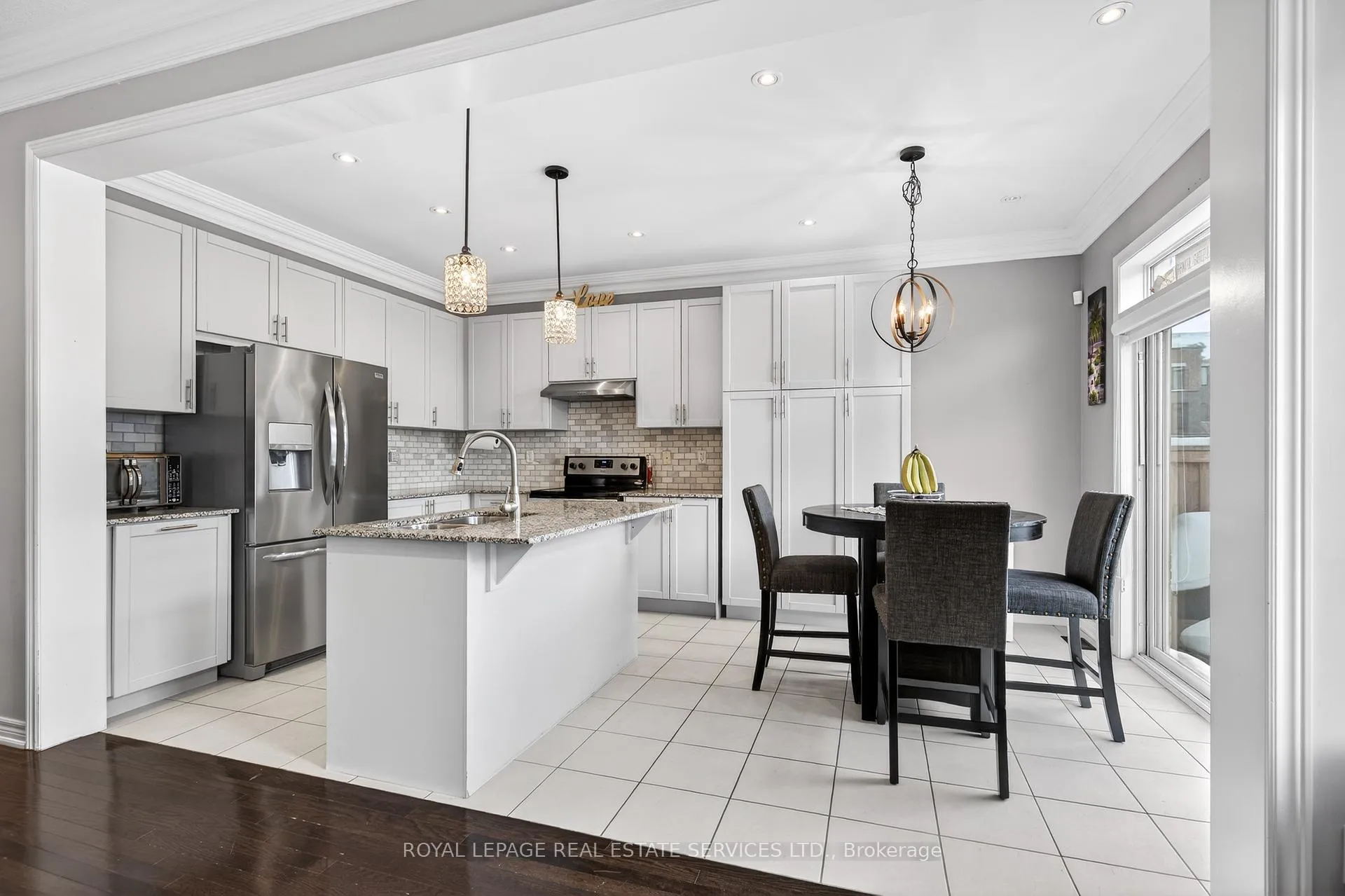Photo 10 of 305 Moody Drive, Vaughan, Kleinburg — HOMEH