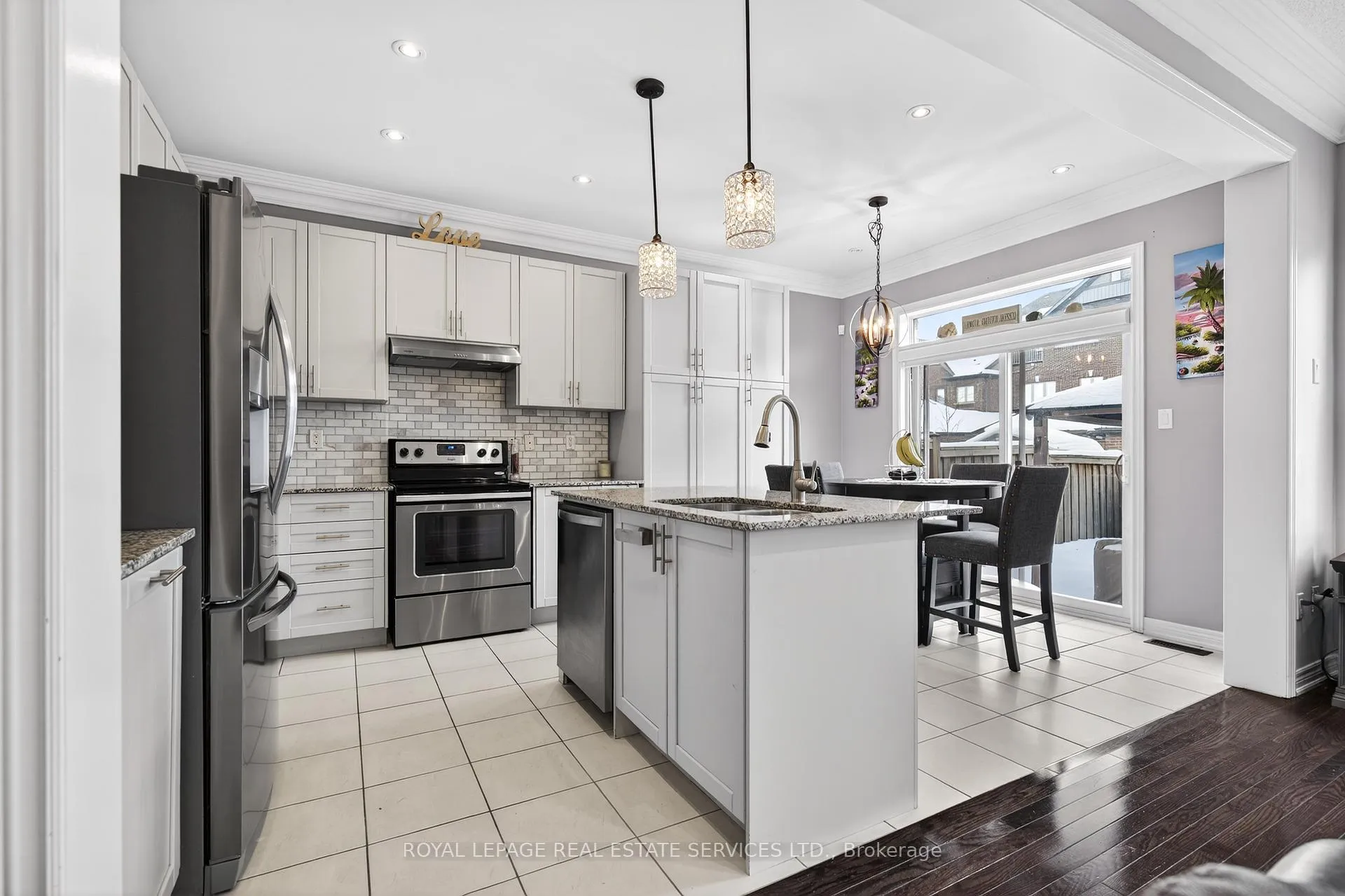 Photo 11 of 305 Moody Drive, Vaughan, Kleinburg — HOMEH
