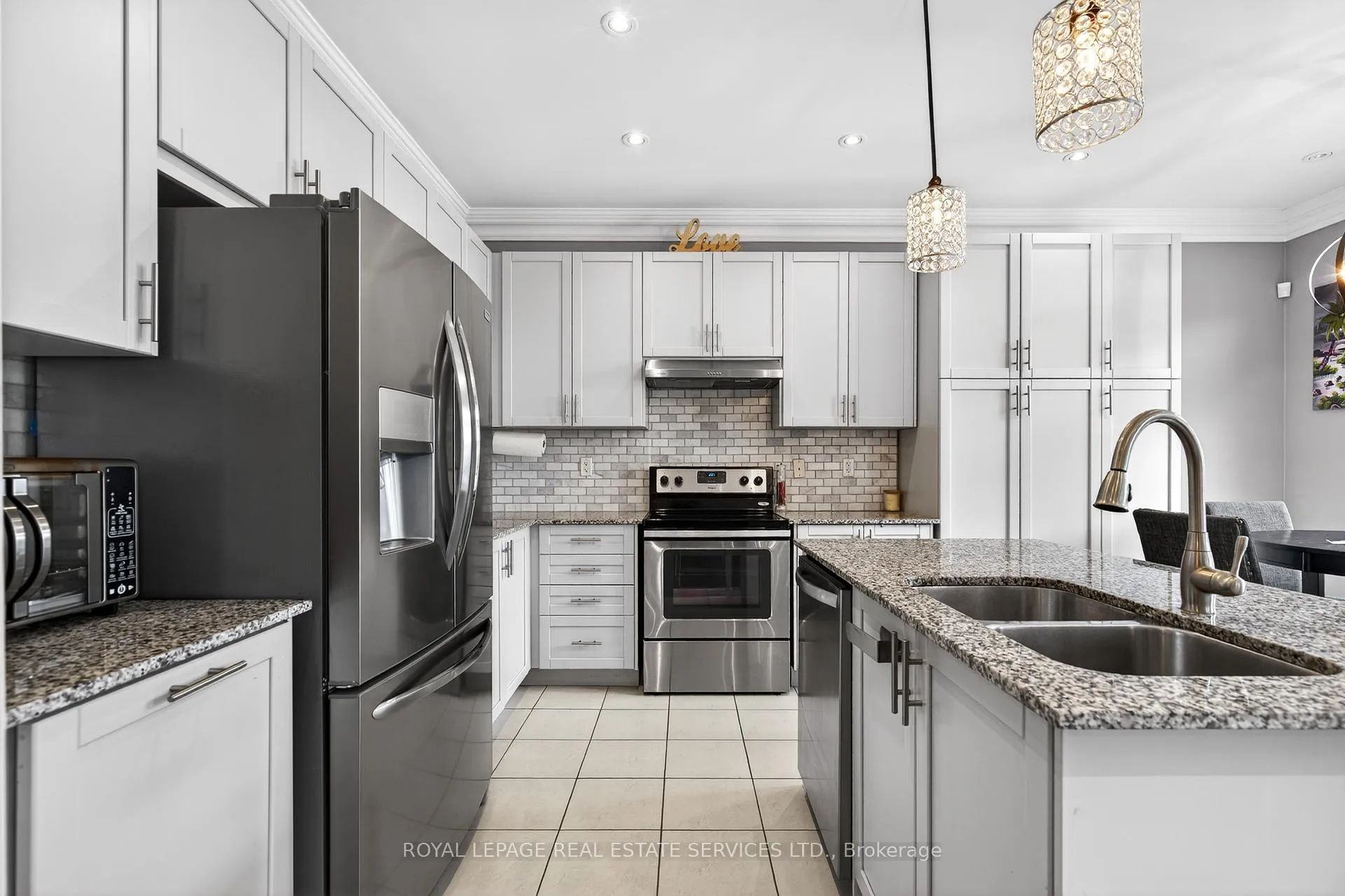 Photo 12 of 305 Moody Drive, Vaughan, Kleinburg — HOMEH