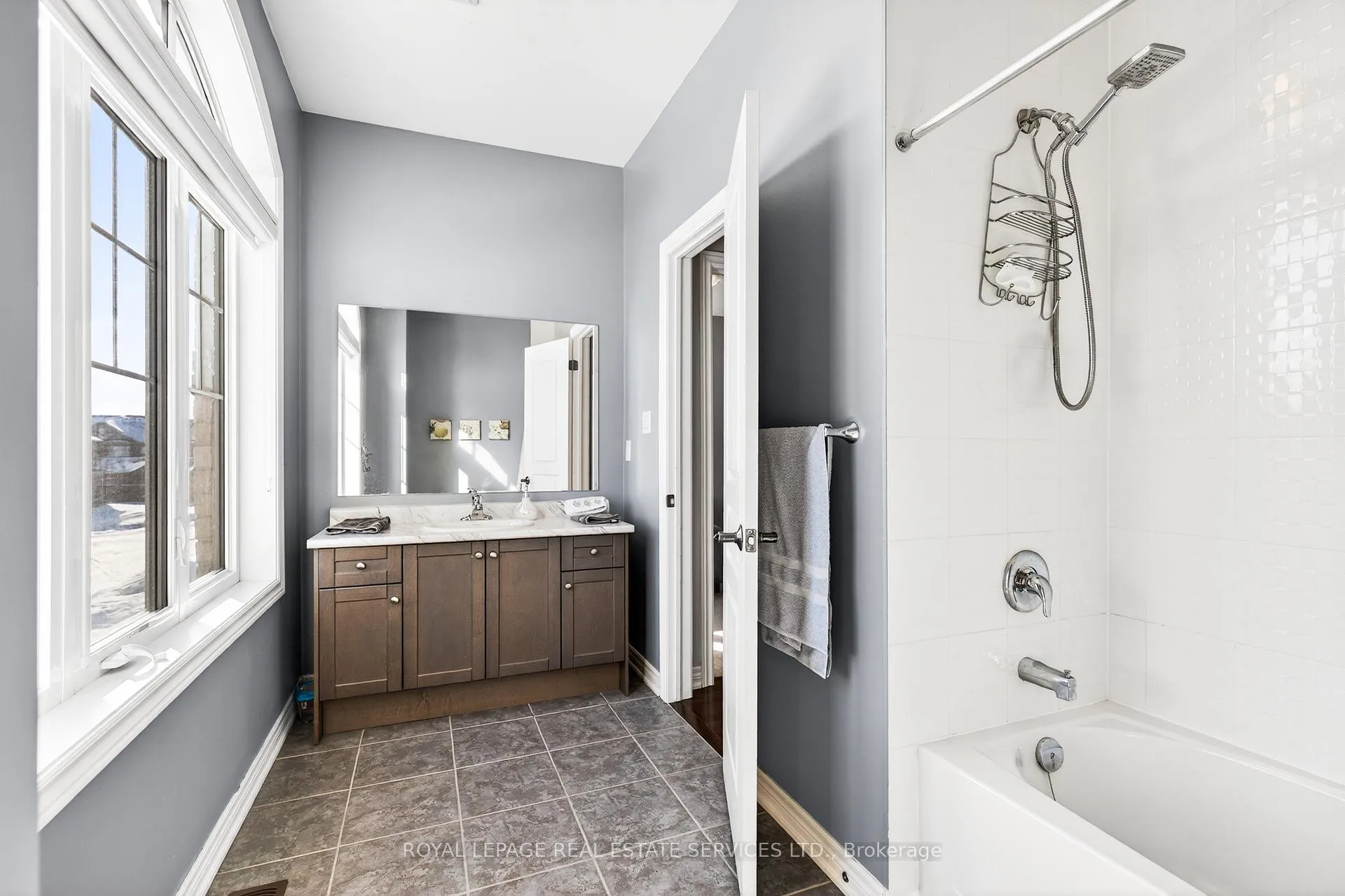 Photo 31 of 305 Moody Drive, Vaughan, Kleinburg — HOMEH