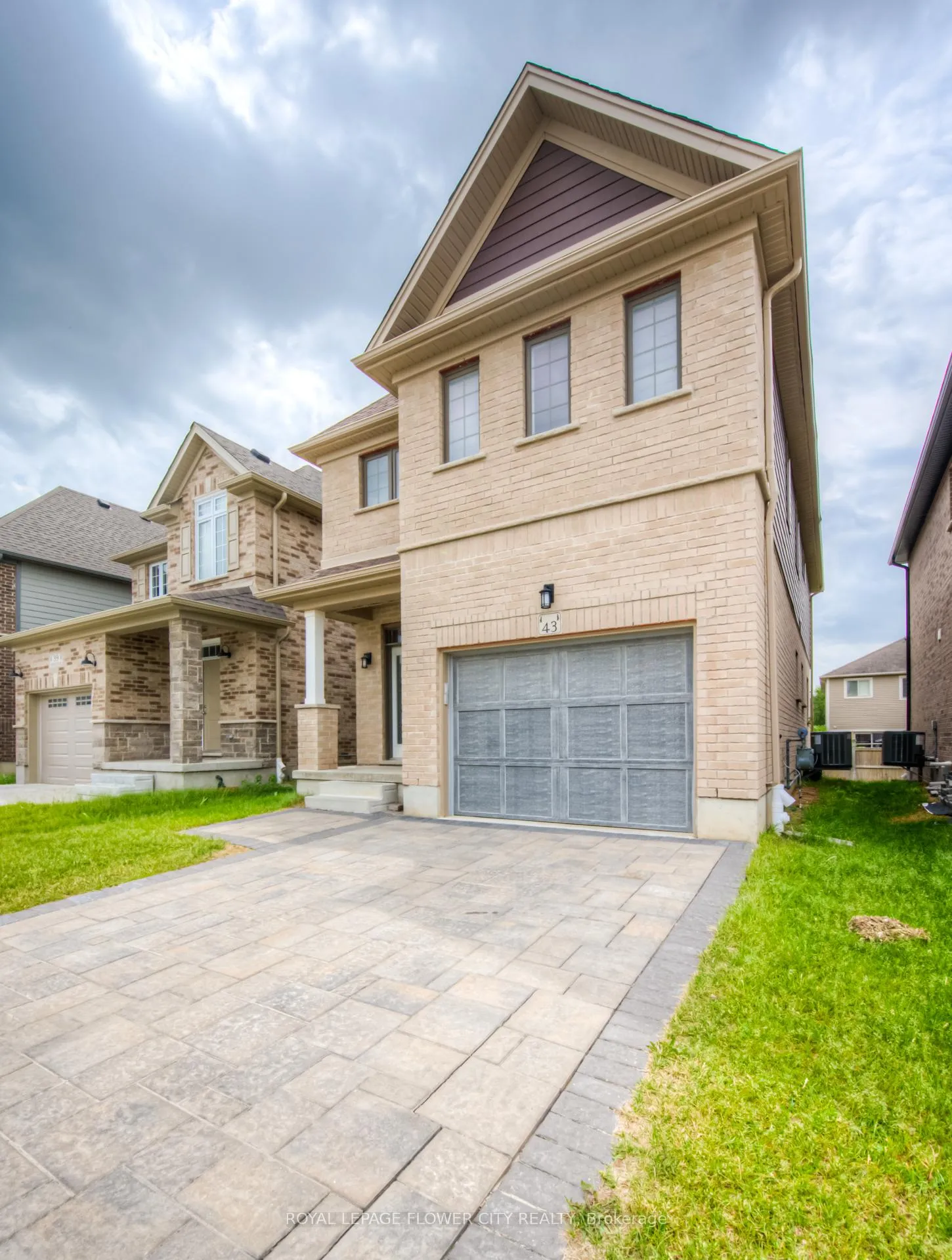 Photo 3 of 43 Pondcliffe Drive, Kitchener — HOMEH
