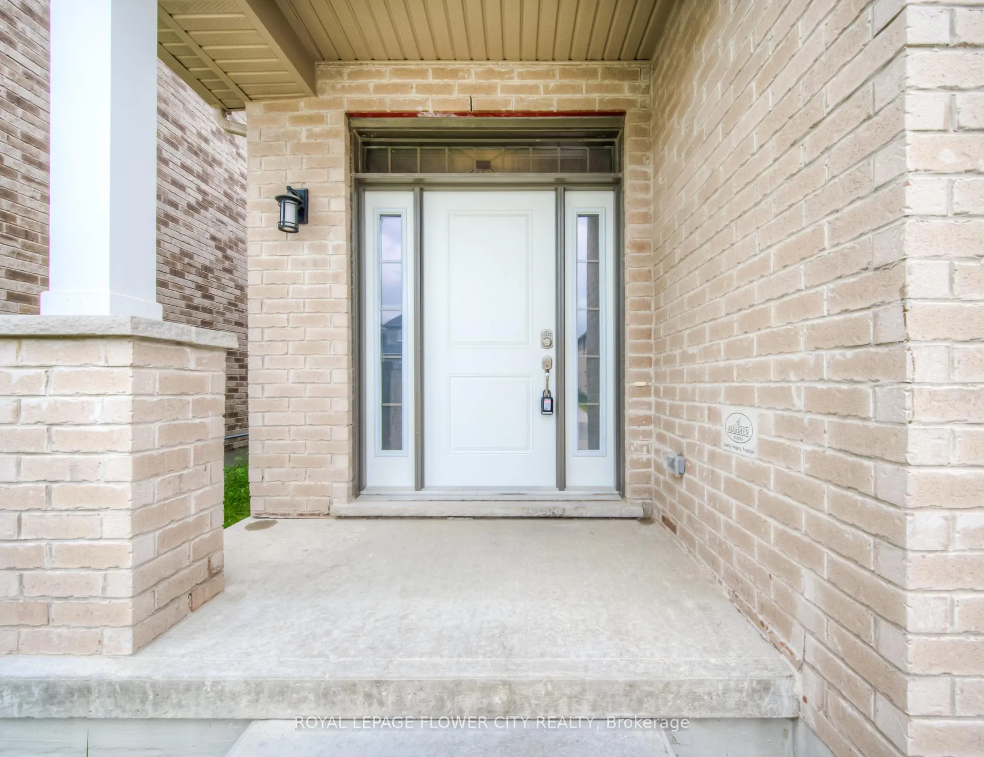 Photo 4 of 43 Pondcliffe Drive, Kitchener — HOMEH