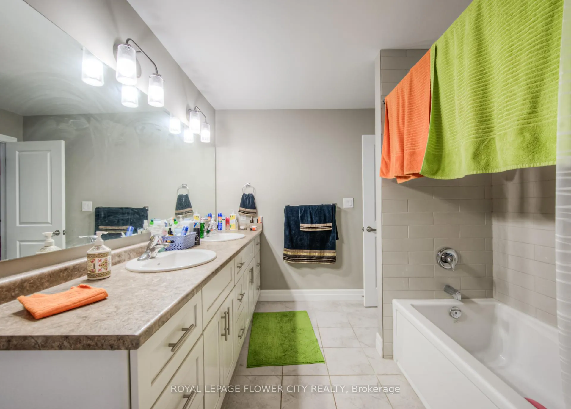 Photo 24 of 43 Pondcliffe Drive, Kitchener — HOMEH
