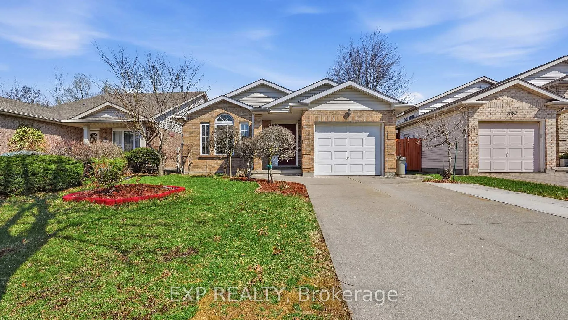 Photo 2 of 8195 Woodsview Crescent, Niagara Falls, Ascot — HOMEH
