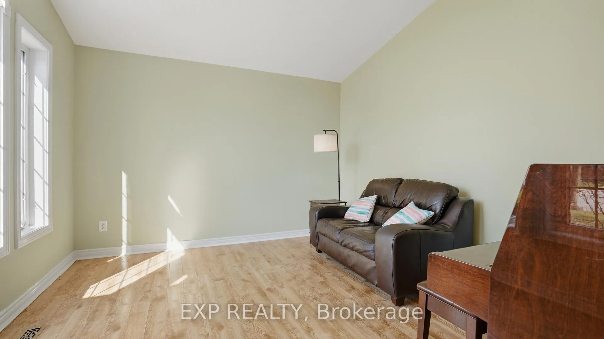 Photo 4 of 8195 Woodsview Crescent, Niagara Falls, Ascot — HOMEH