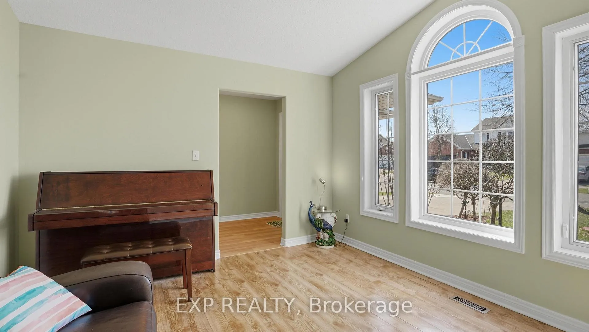 Photo 5 of 8195 Woodsview Crescent, Niagara Falls, Ascot — HOMEH