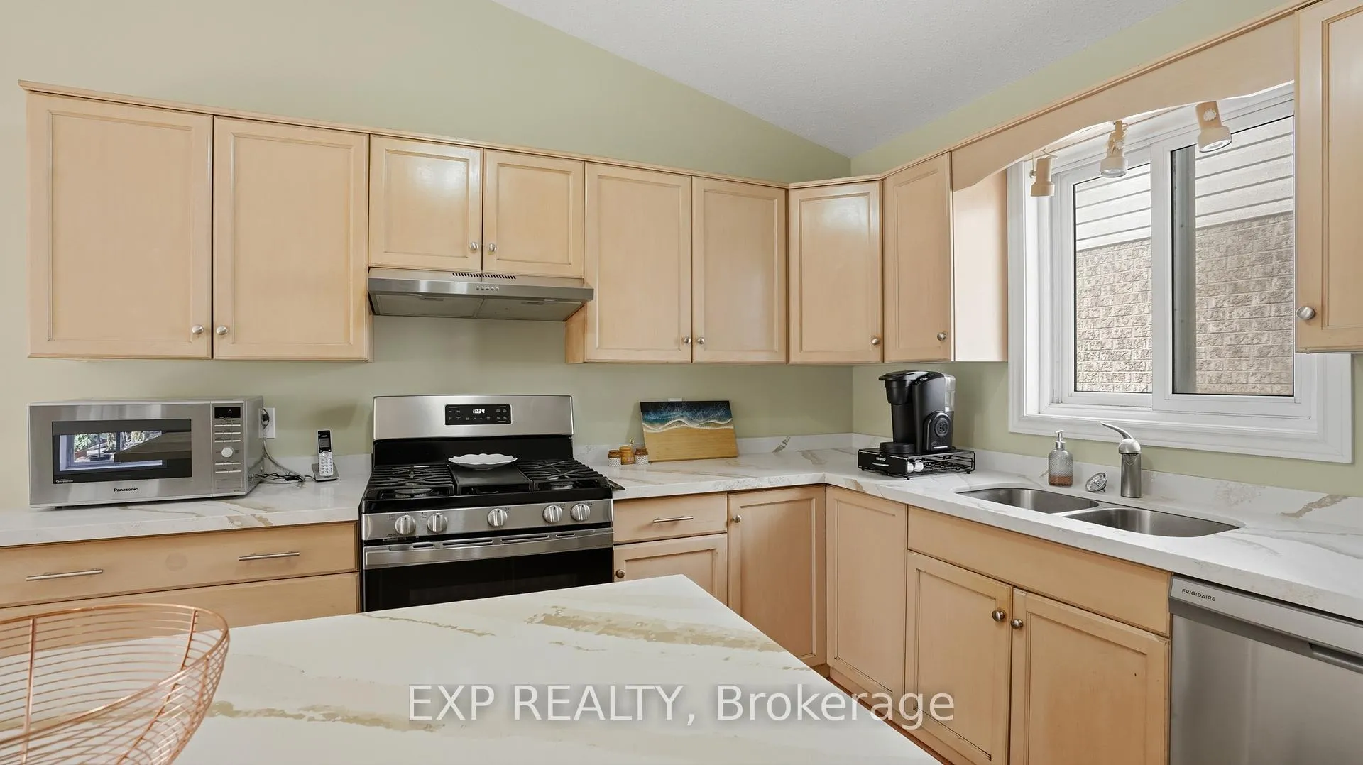 Photo 9 of 8195 Woodsview Crescent, Niagara Falls, Ascot — HOMEH