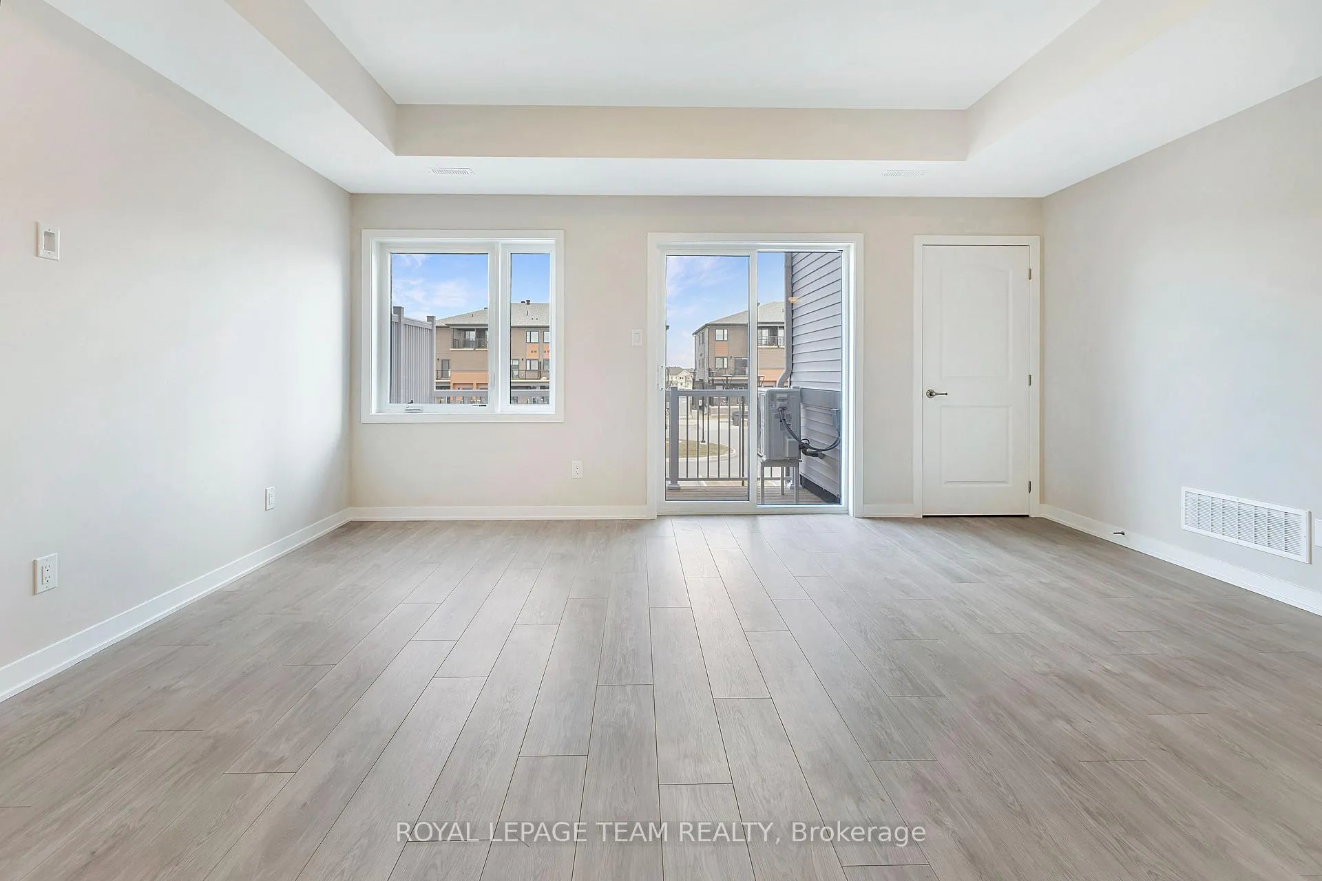 Photo 4 of 904 Parnian Private, Ottawa, Barrhaven - Half Moon Bay — HOMEH