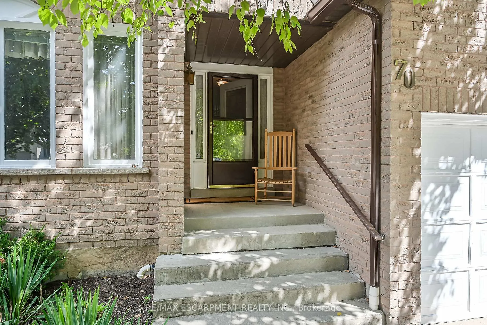 Photo 3 of 70 Golfview Crescent, Hamilton, Dundas — HOMEH