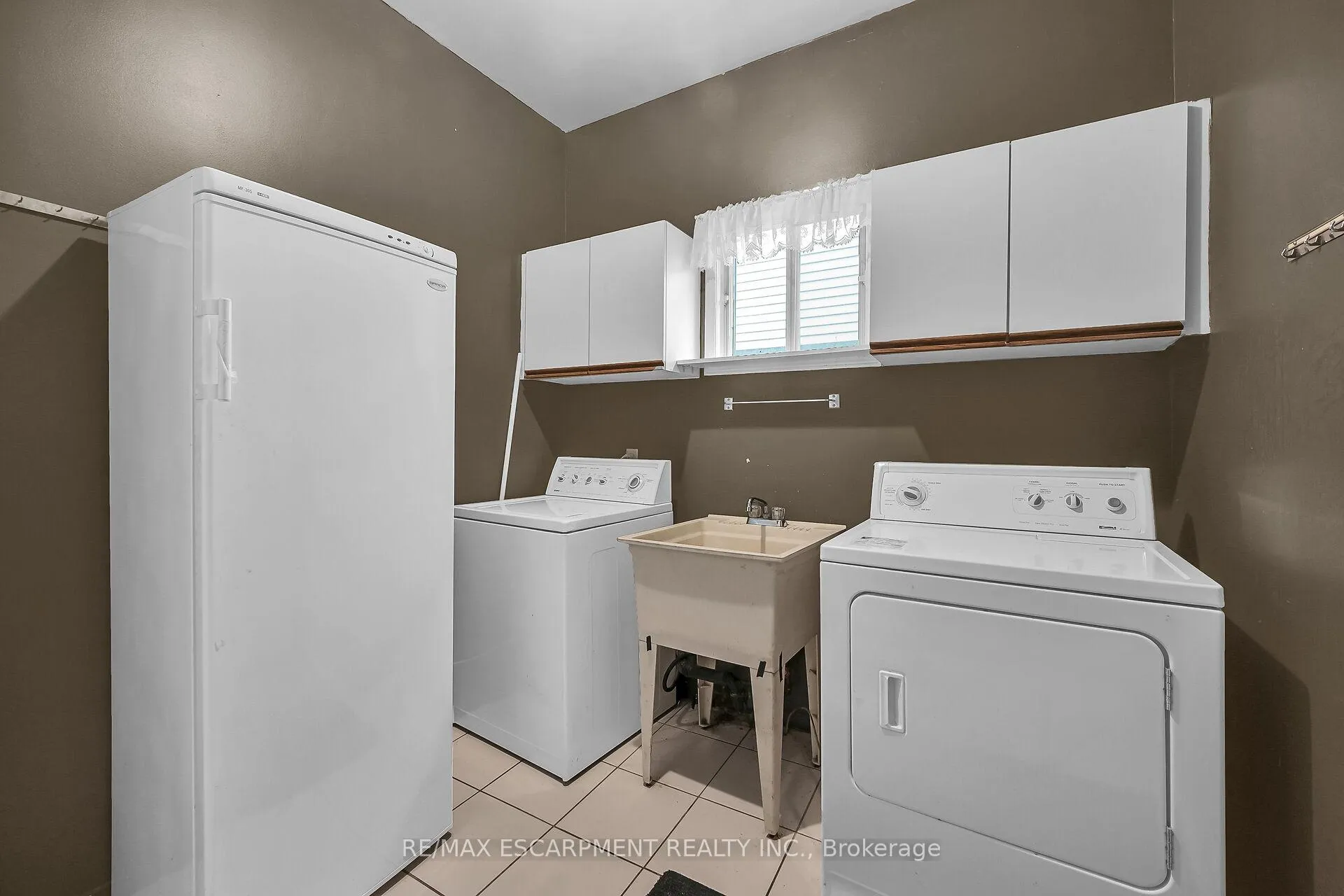 Photo 10 of 70 Golfview Crescent, Hamilton, Dundas — HOMEH