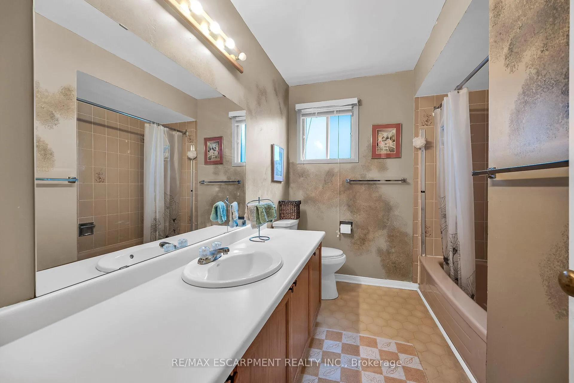 Photo 28 of 70 Golfview Crescent, Hamilton, Dundas — HOMEH