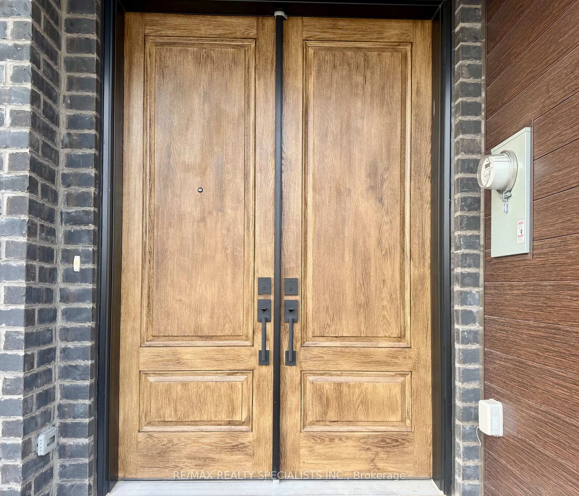 Photo 2 of 7481 Splendour Drive, Niagara Falls, Brown — HOMEH
