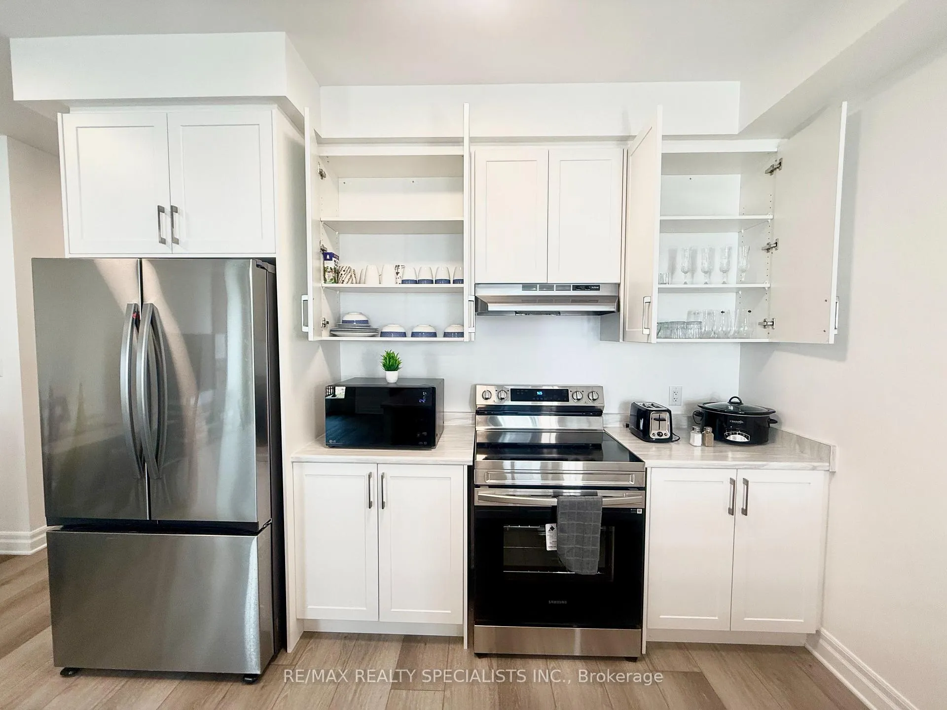 Photo 3 of 7481 Splendour Drive, Niagara Falls, Brown — HOMEH