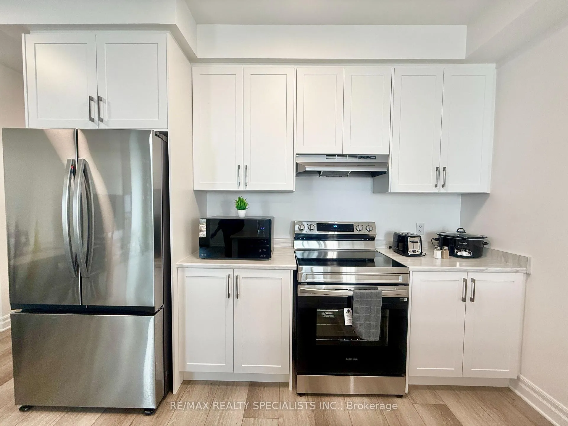 Photo 4 of 7481 Splendour Drive, Niagara Falls, Brown — HOMEH