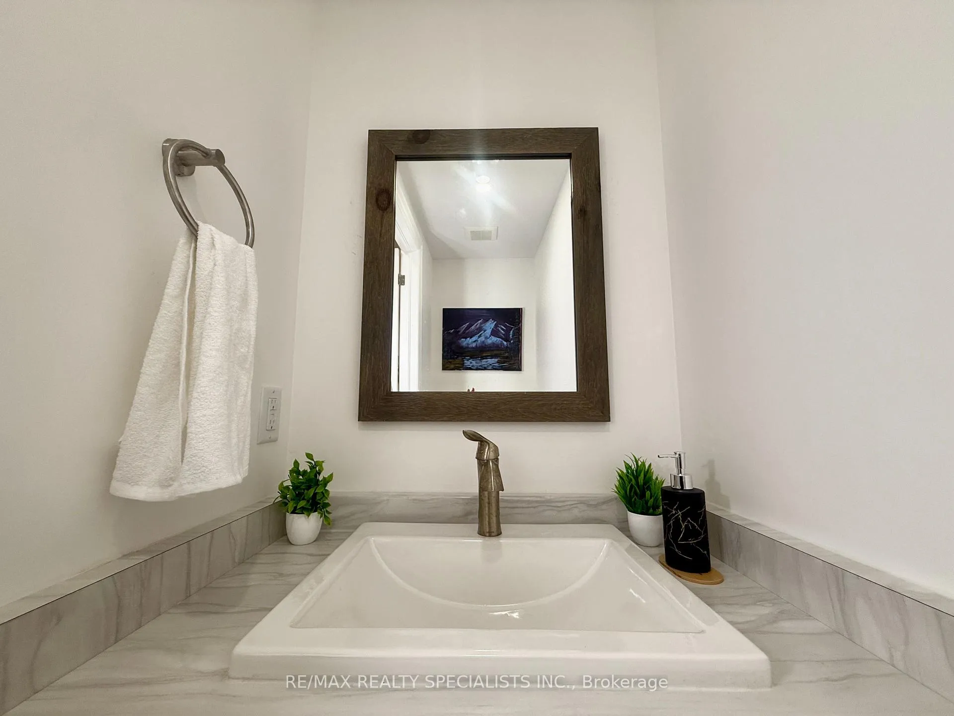 Photo 8 of 7481 Splendour Drive, Niagara Falls, Brown — HOMEH