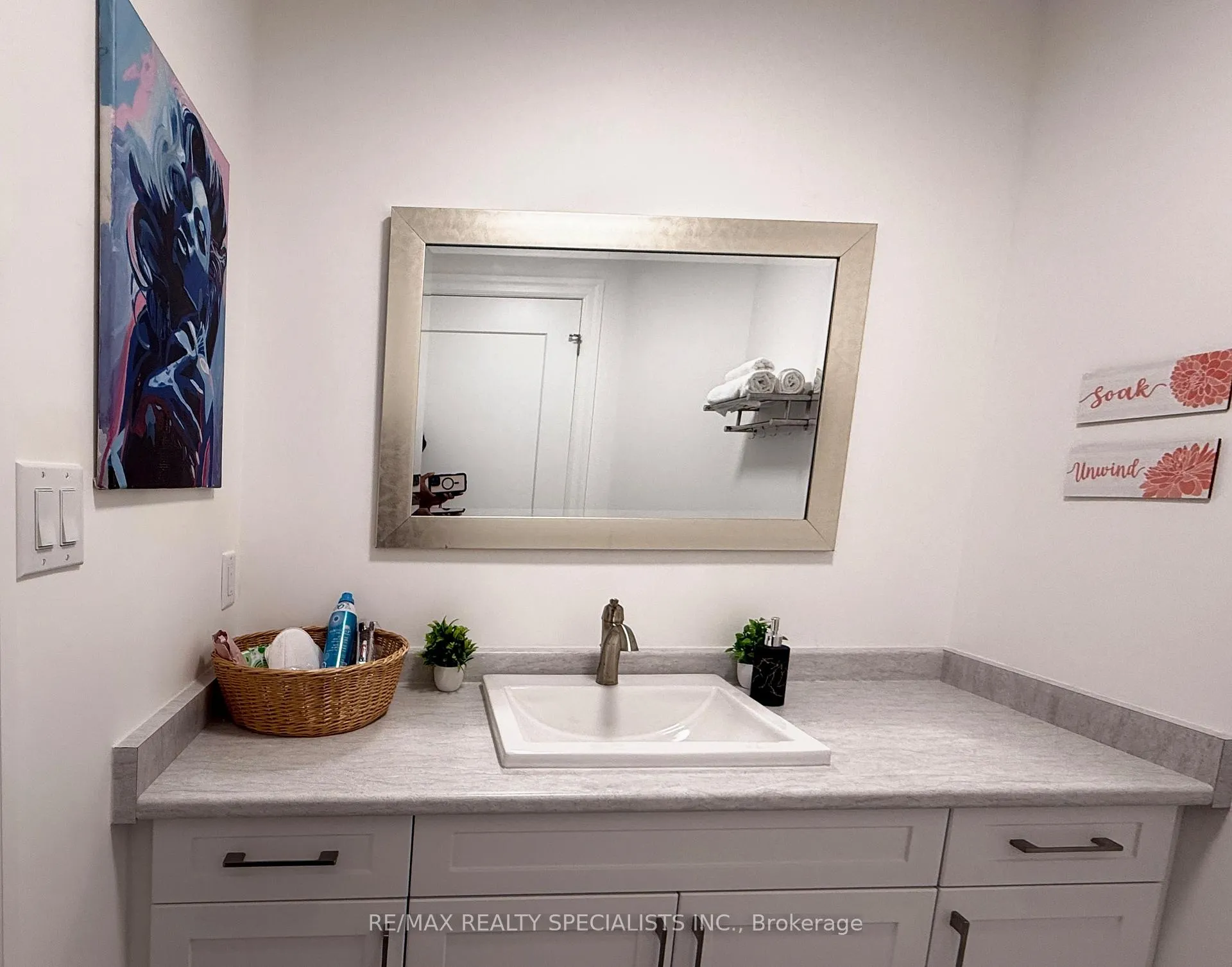 Photo 9 of 7481 Splendour Drive, Niagara Falls, Brown — HOMEH