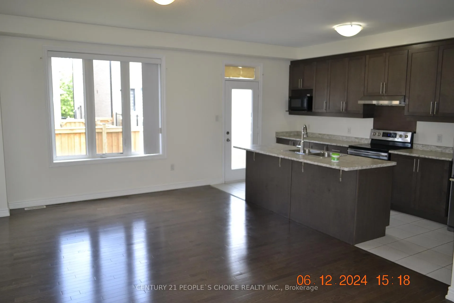 Photo 3 of 206 Fruitvale Circle, Brampton, Northwest Brampton — HOMEH