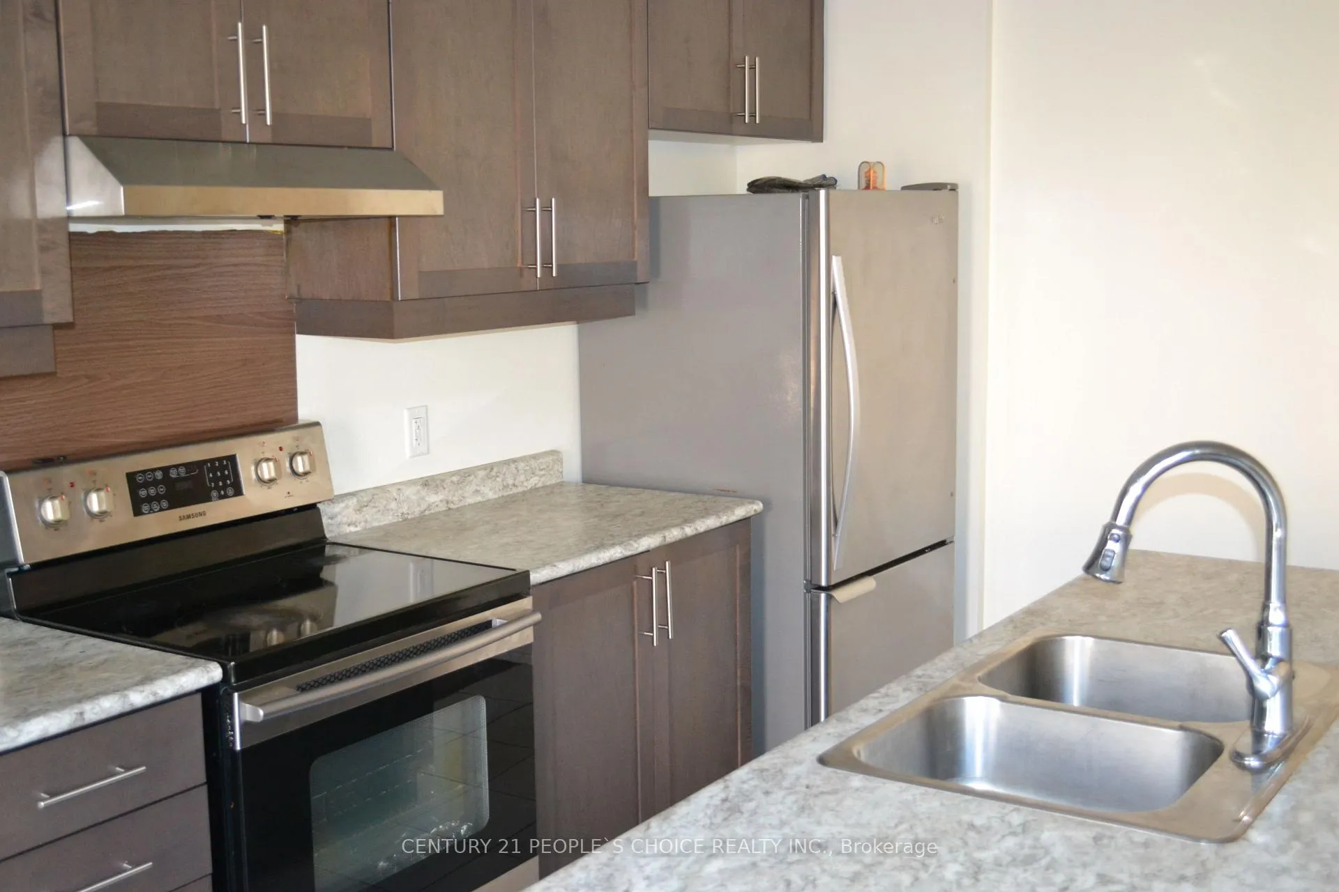Photo 4 of 206 Fruitvale Circle, Brampton, Northwest Brampton — HOMEH