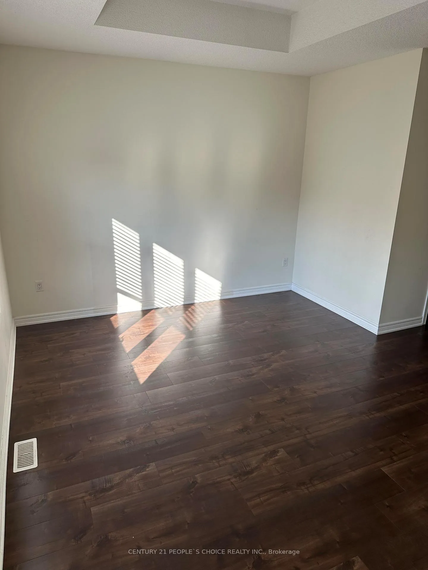 Photo 5 of 206 Fruitvale Circle, Brampton, Northwest Brampton — HOMEH