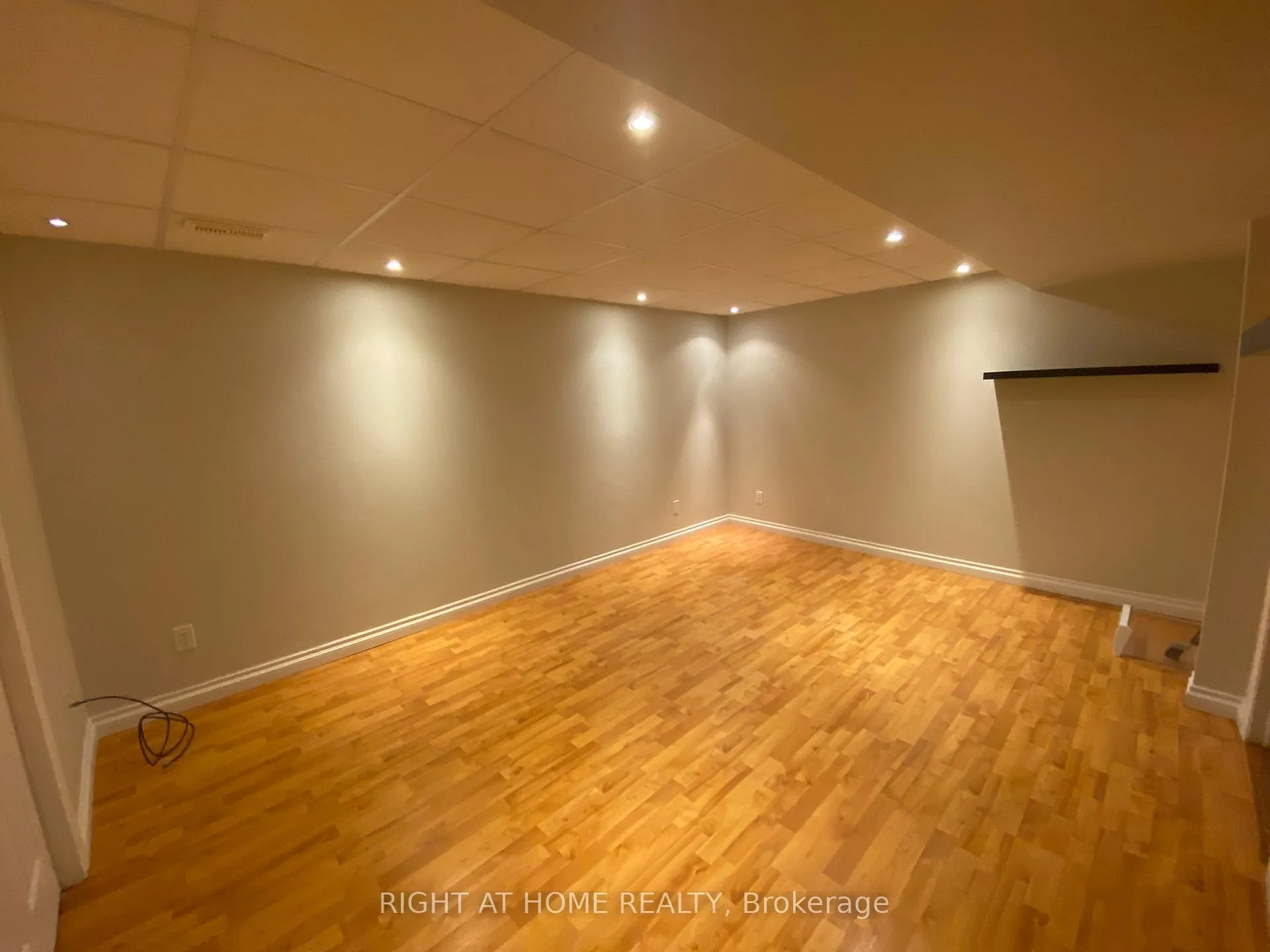 Photo 7 of Unit Basement, 290 Greenock Drive, Vaughan, Maple — HOMEH