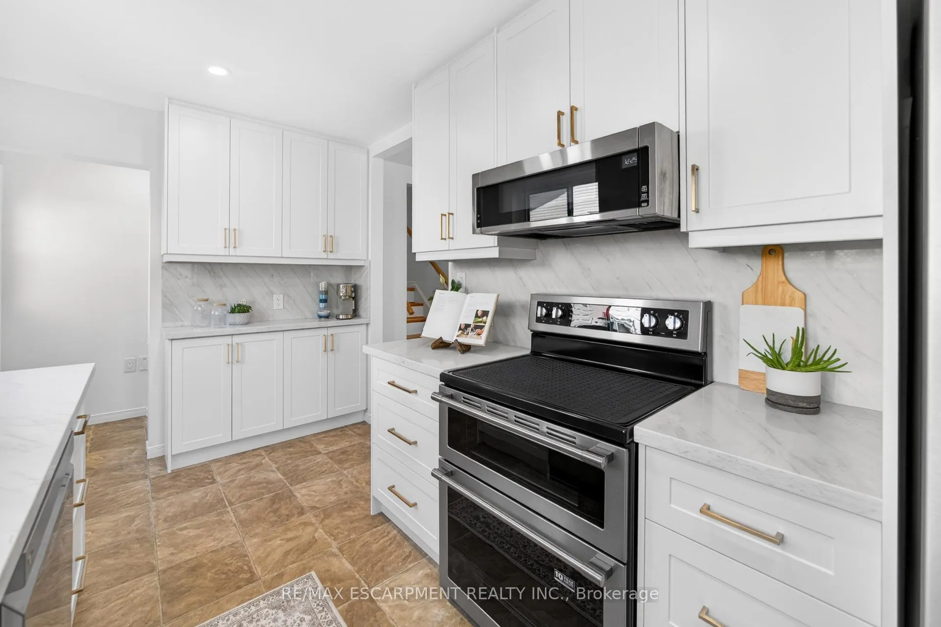 Photo 14 of 28 Golden Orchard Drive, Hamilton, Gourley — HOMEH