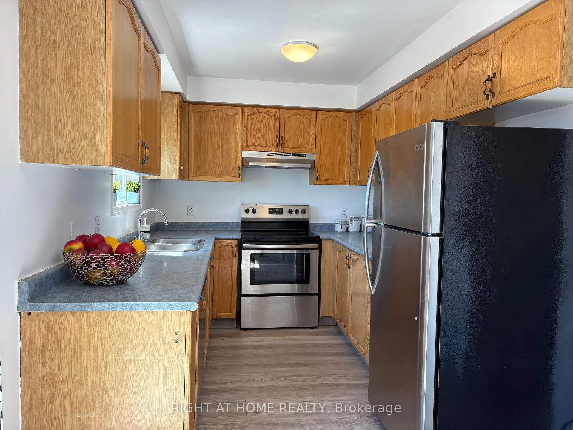 Photo 3 of 13 Golds Crescent, Barrie, Holly — HOMEH