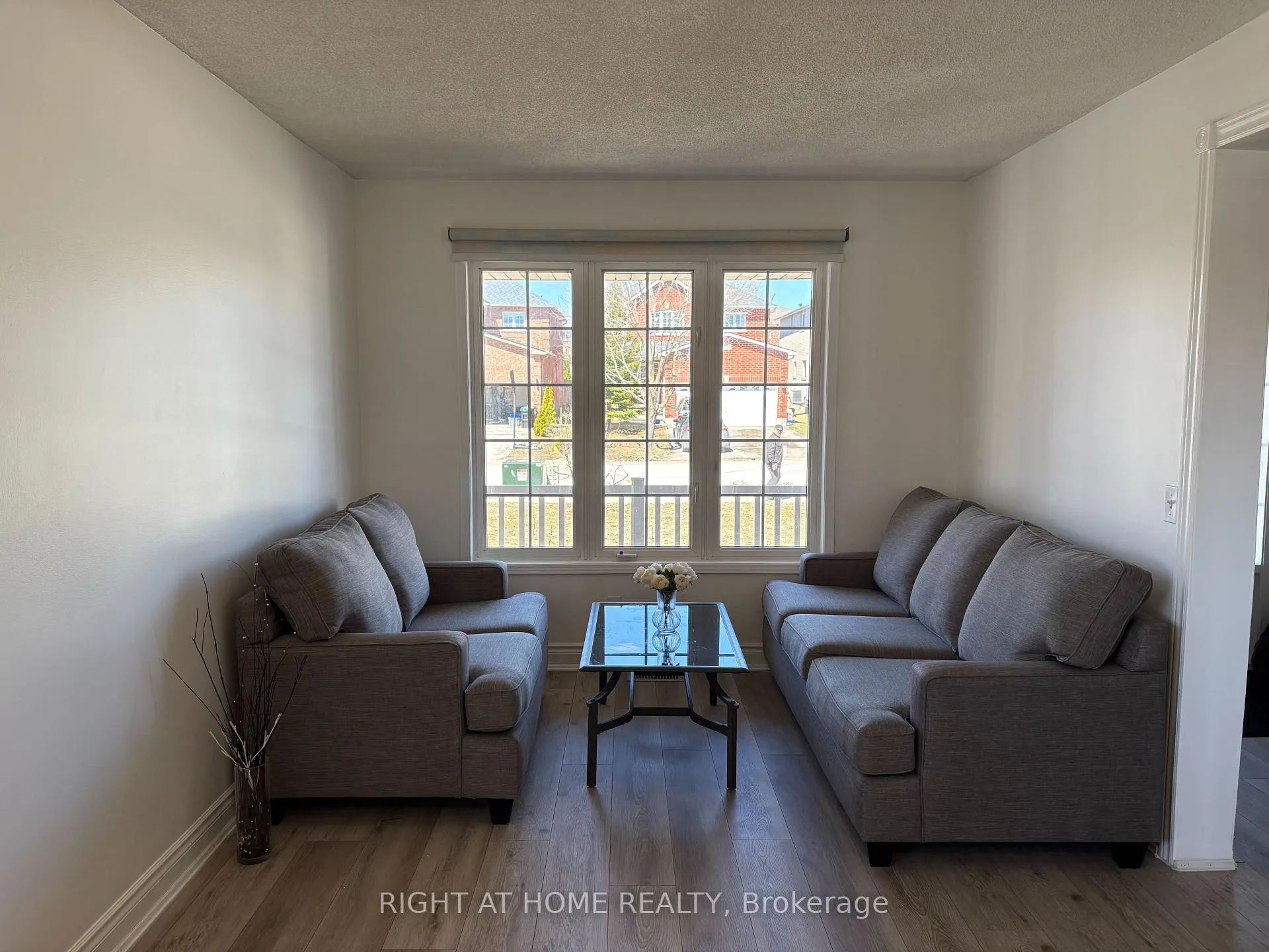 Photo 4 of 13 Golds Crescent, Barrie, Holly — HOMEH