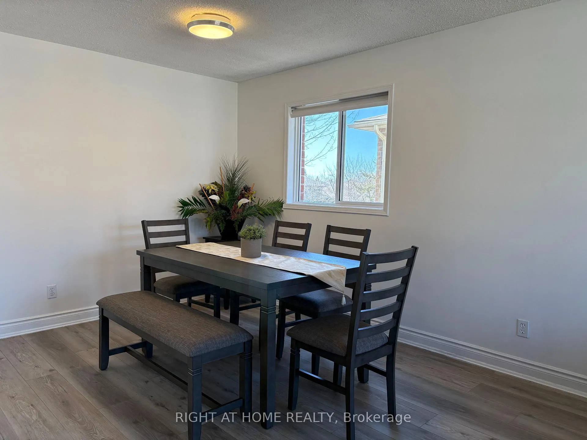 Photo 5 of 13 Golds Crescent, Barrie, Holly — HOMEH