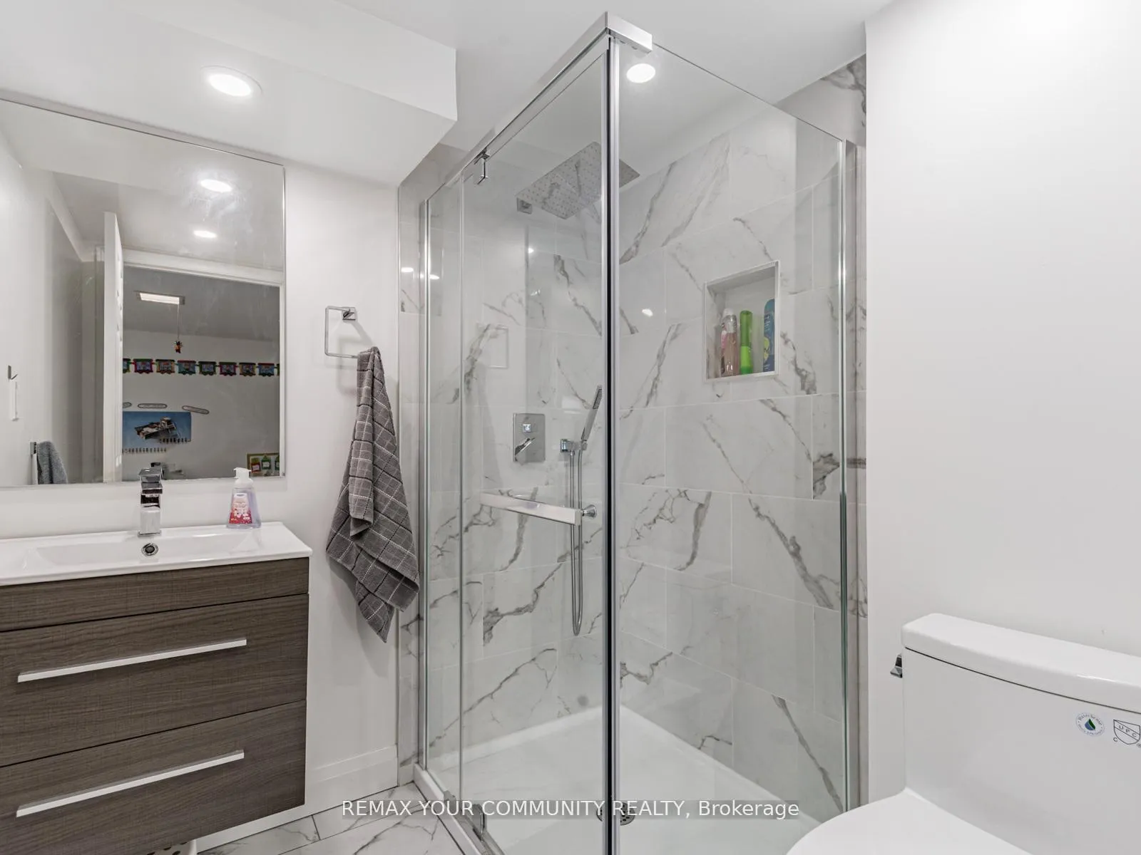 Photo 22 of 60 Dana Crescent, Vaughan, Crestwood-Springfarm-Yorkhill — HOMEH