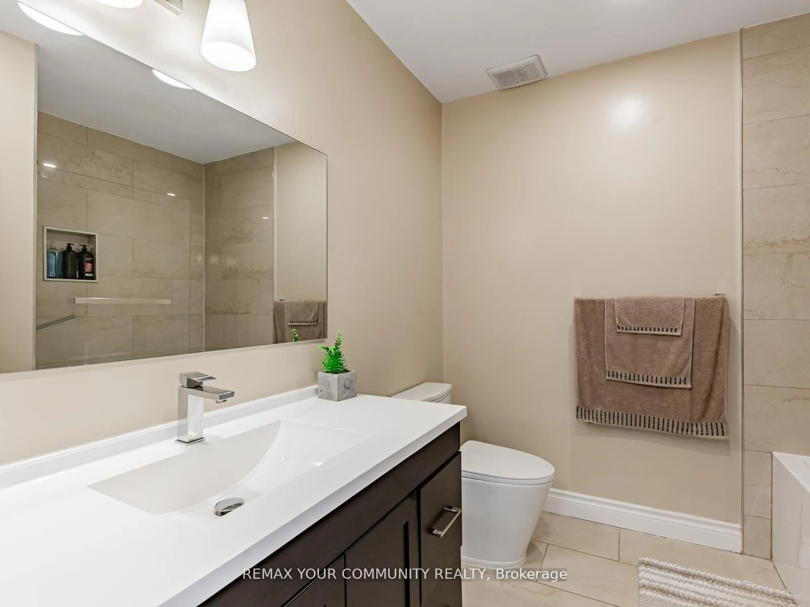Photo 28 of 60 Dana Crescent, Vaughan, Crestwood-Springfarm-Yorkhill — HOMEH