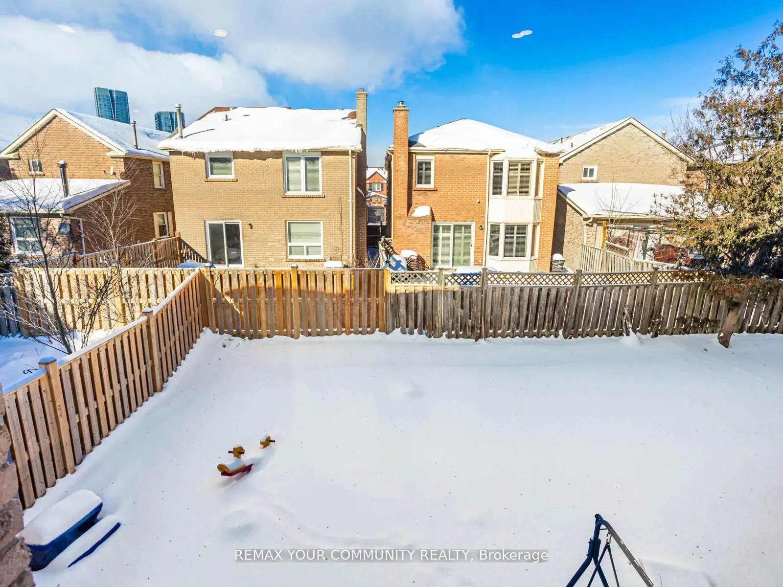 Photo 35 of 60 Dana Crescent, Vaughan, Crestwood-Springfarm-Yorkhill — HOMEH