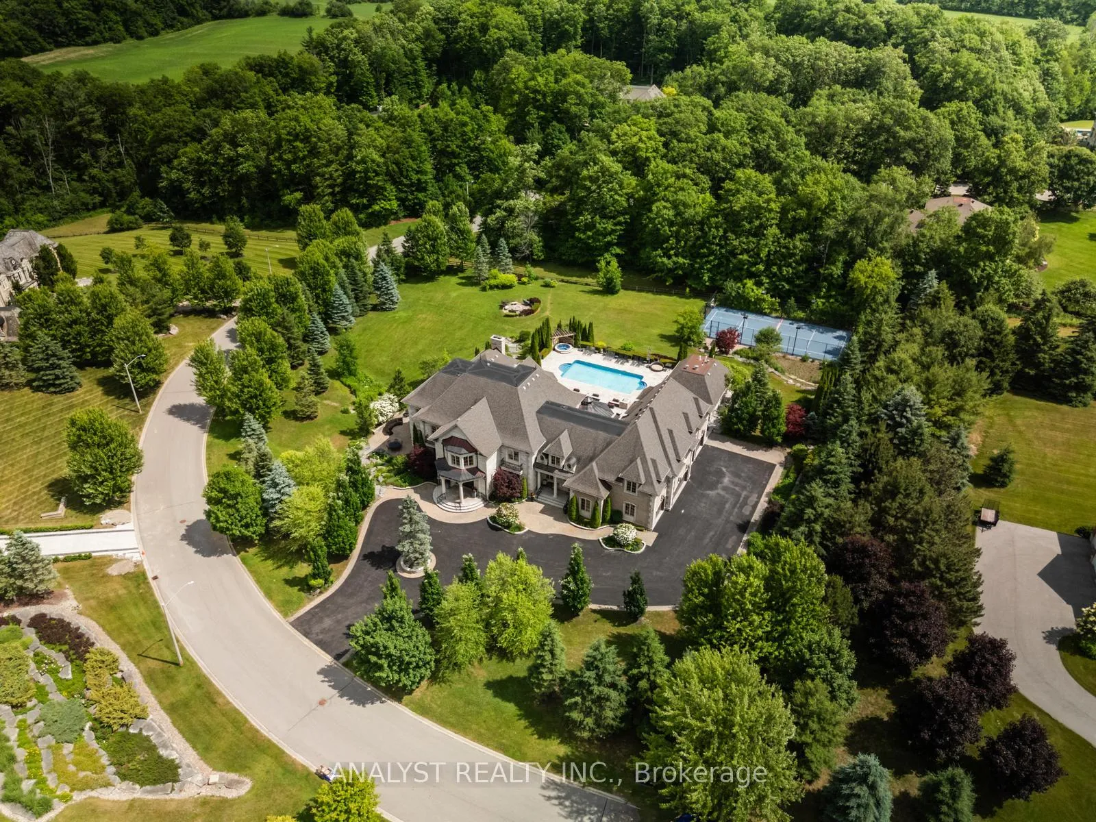 Photo 5 of 86 Eden Vale Drive, King, King City — HOMEH