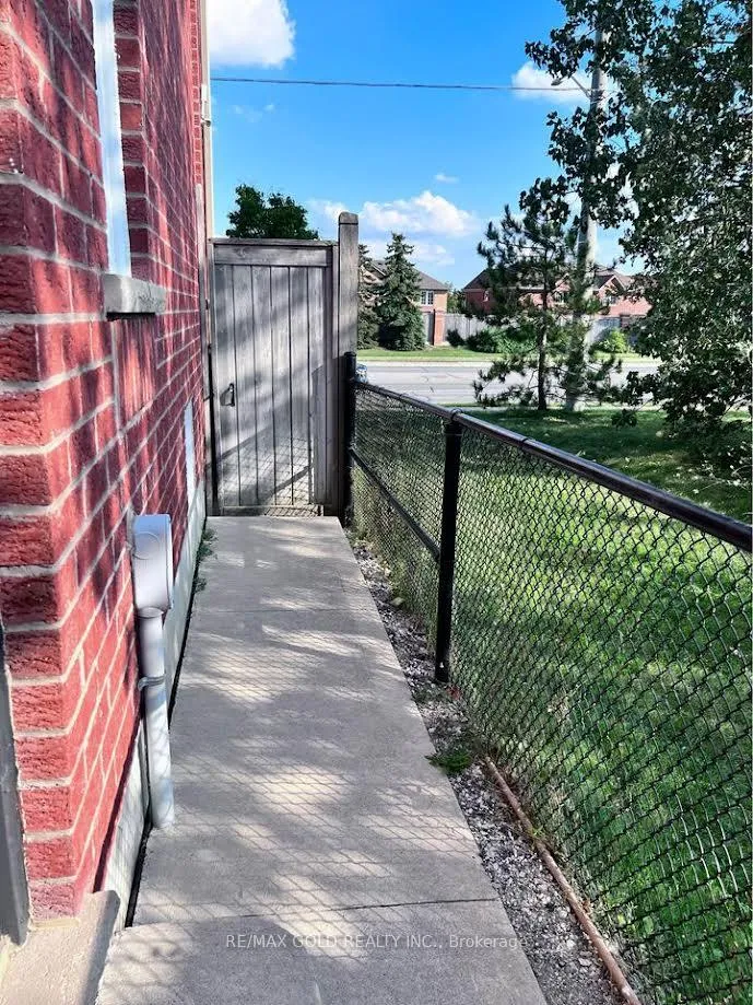 Photo 2 of Unit Bsmt, 26 Hardgate Crescent, Brampton, Northwest Sandalwood Parkway — HOMEH