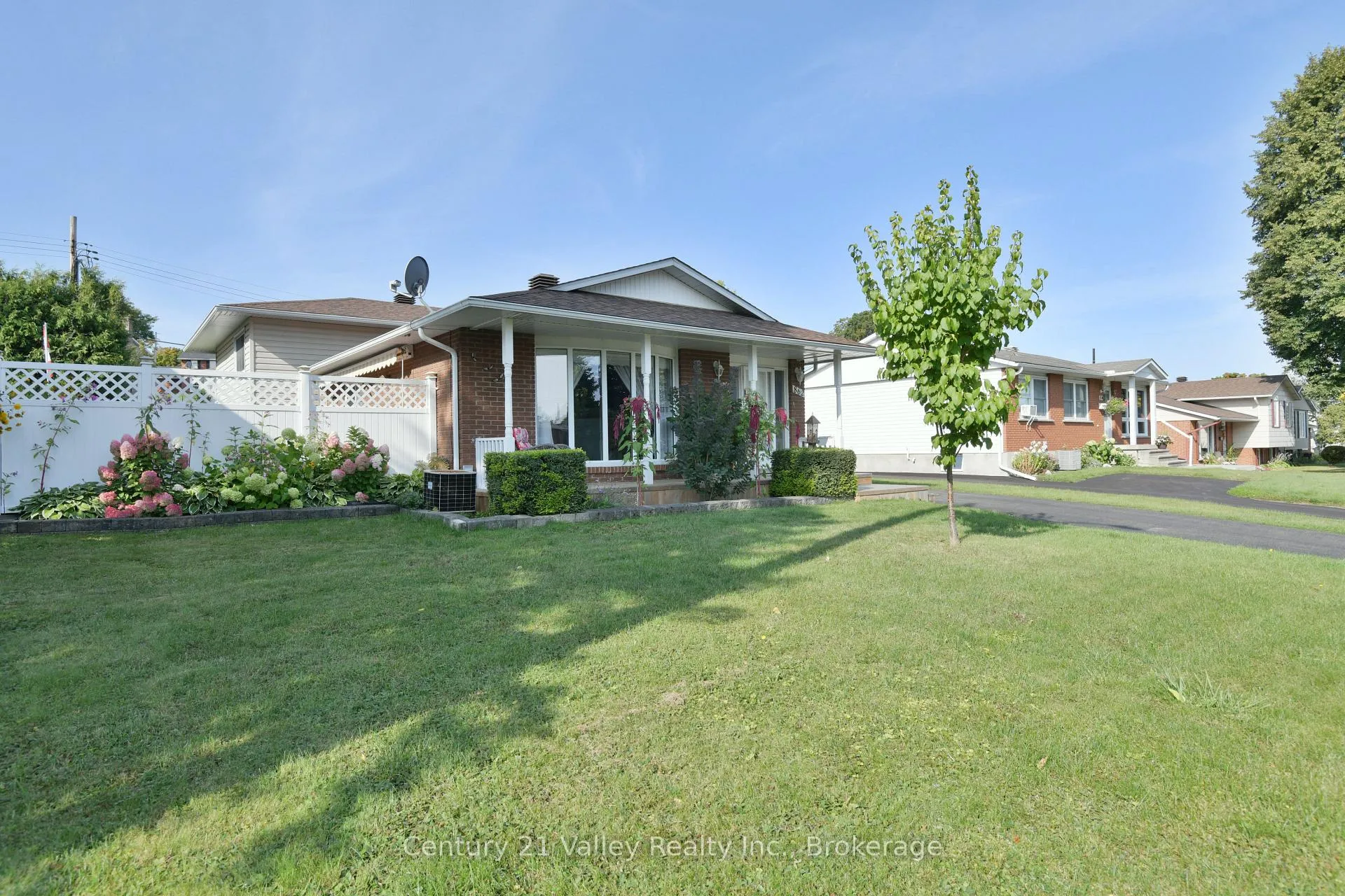 Photo 3 of 862 Kedrosky Drive, Renfrew — HOMEH