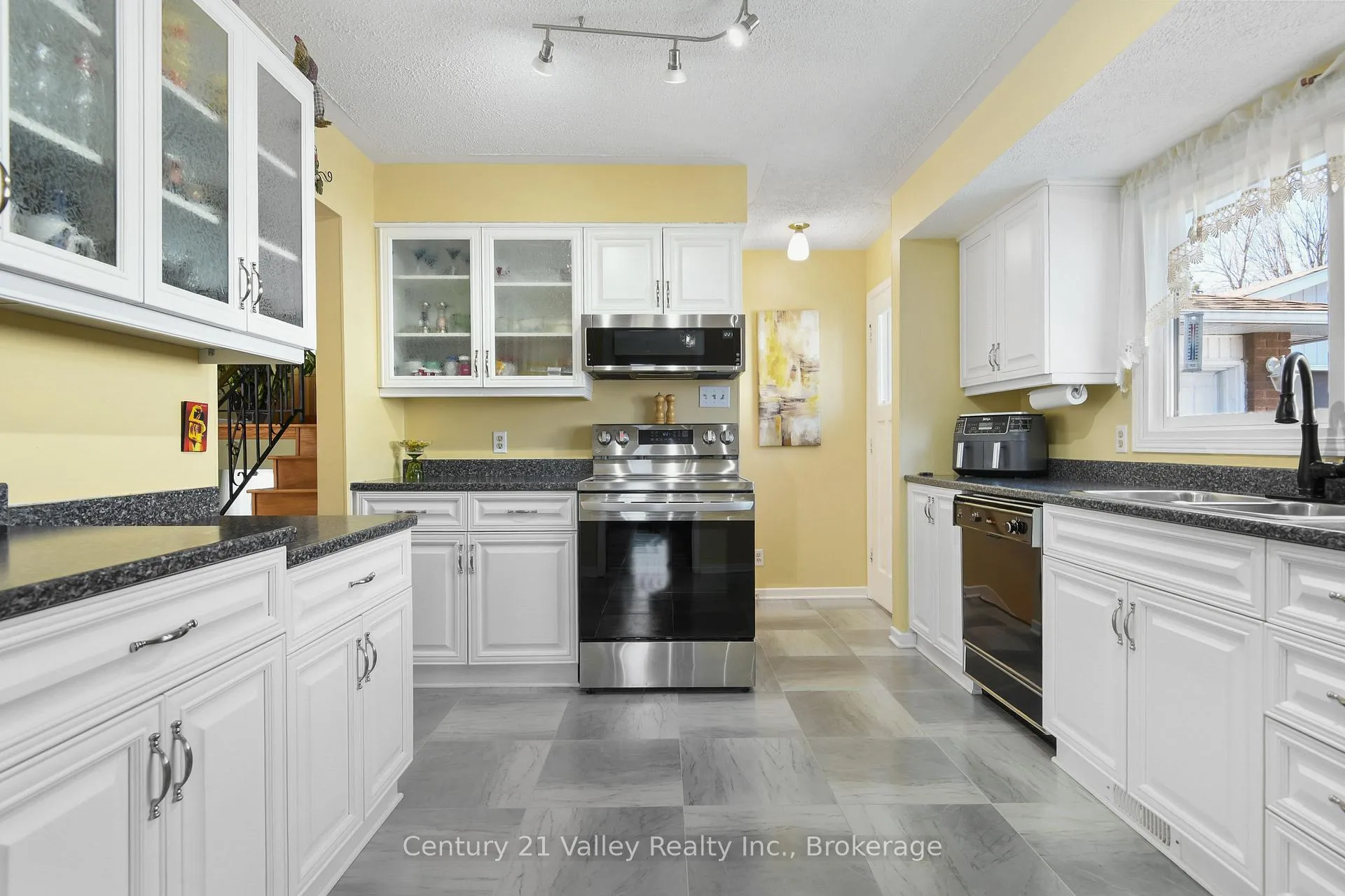 Photo 13 of 862 Kedrosky Drive, Renfrew — HOMEH