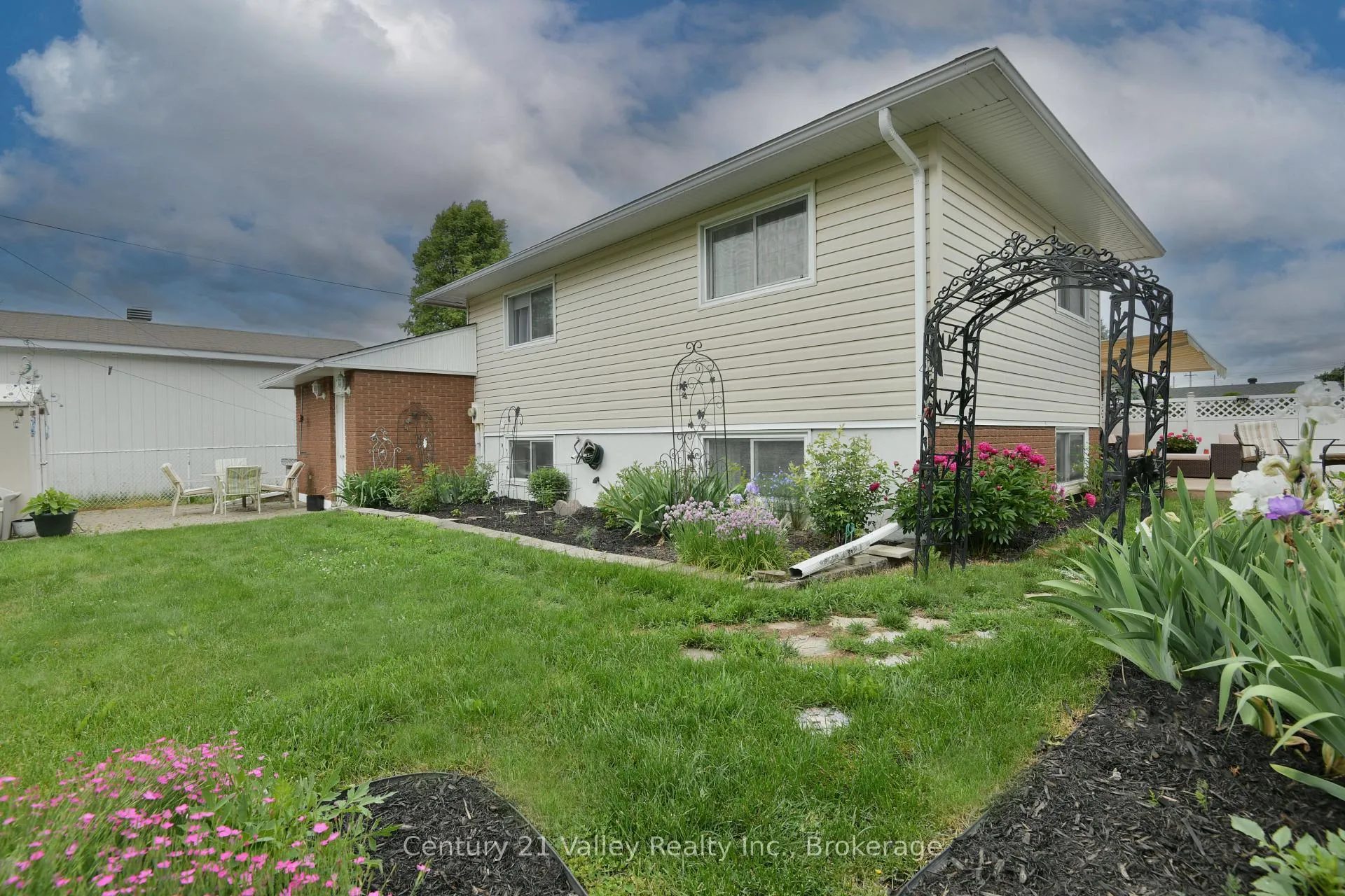 Photo 49 of 862 Kedrosky Drive, Renfrew — HOMEH
