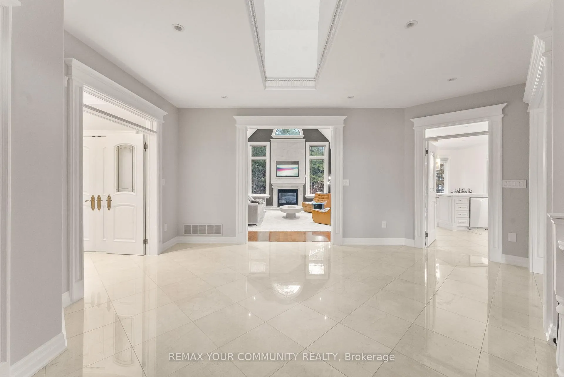 Photo 3 of 21 Bute Court, Vaughan, Maple — HOMEH