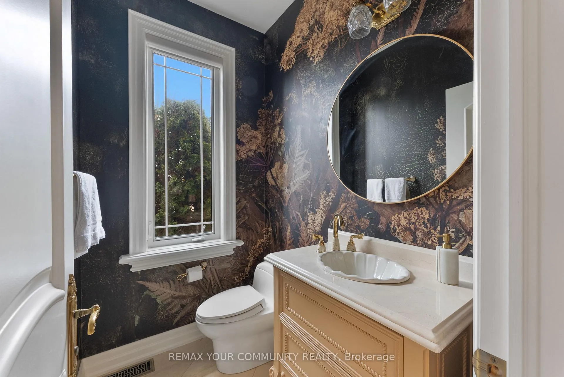 Photo 4 of 21 Bute Court, Vaughan, Maple — HOMEH