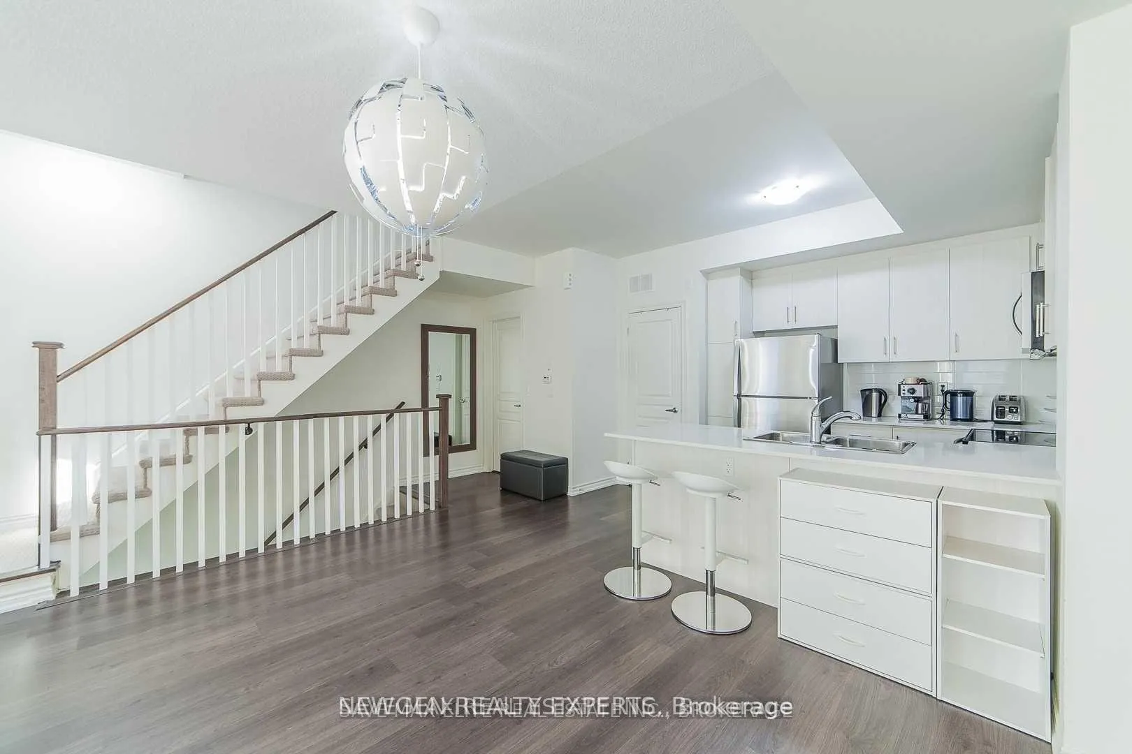 Photo 5 of Unit 8, 120 Longbranch Avenue, Etobicoke, Long Branch — HOMEH