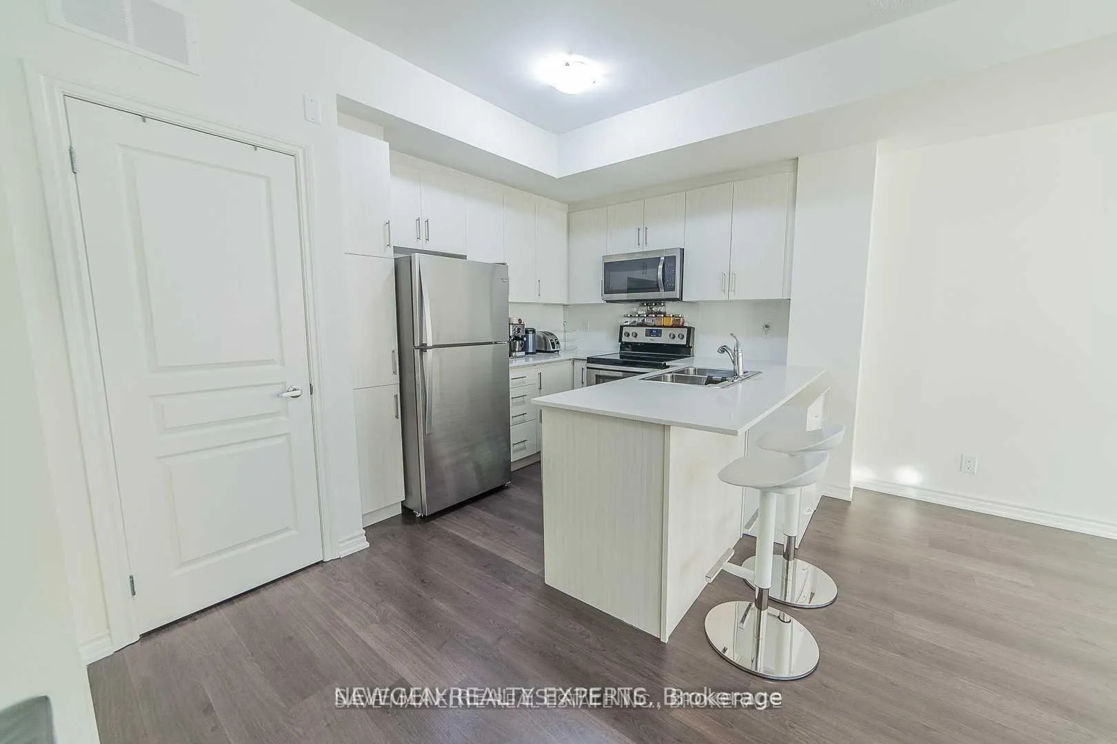 Photo 6 of Unit 8, 120 Longbranch Avenue, Etobicoke, Long Branch — HOMEH