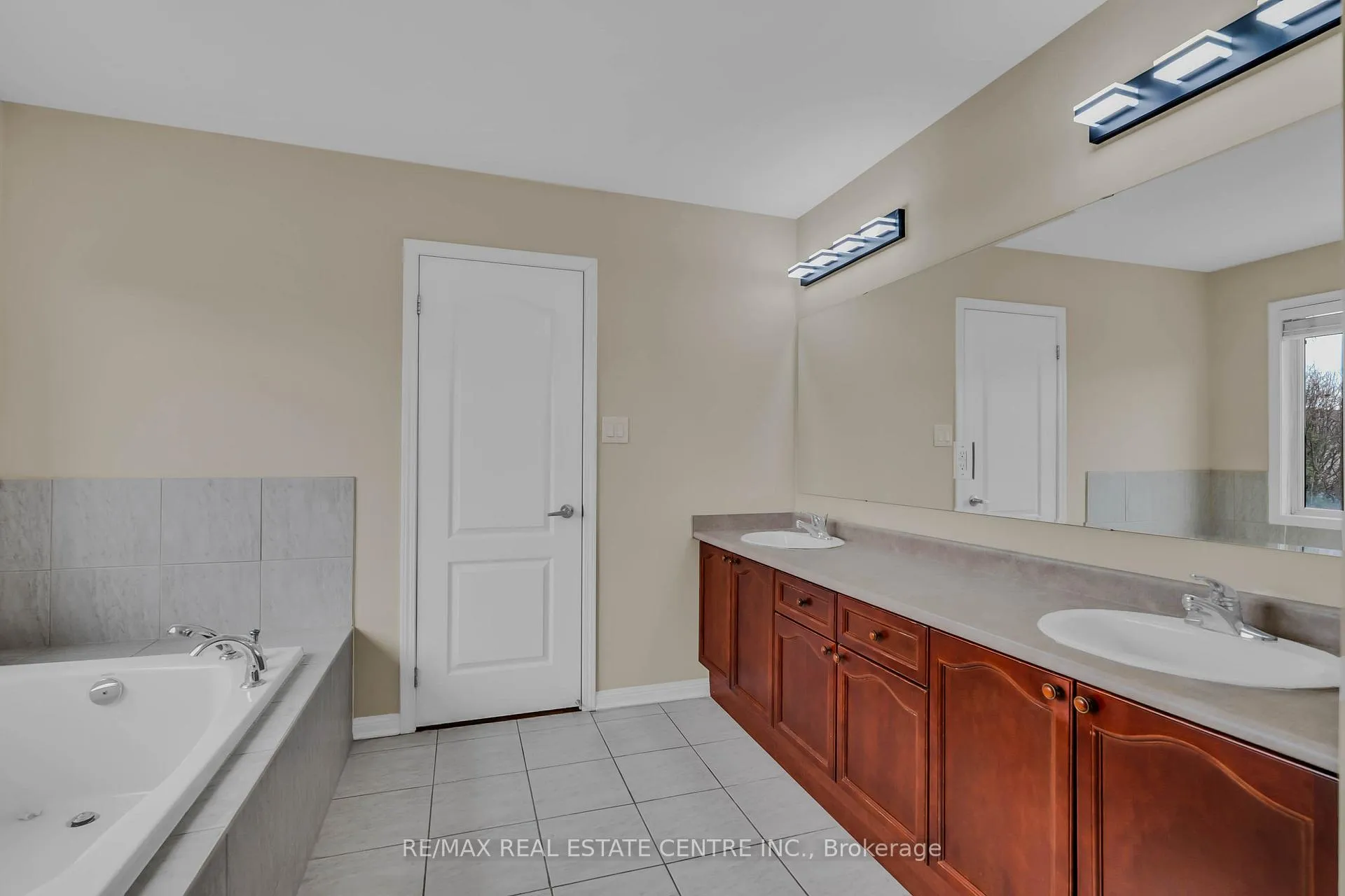 Photo 25 of 706 Maddocks Trail, Milton, Coates — HOMEH