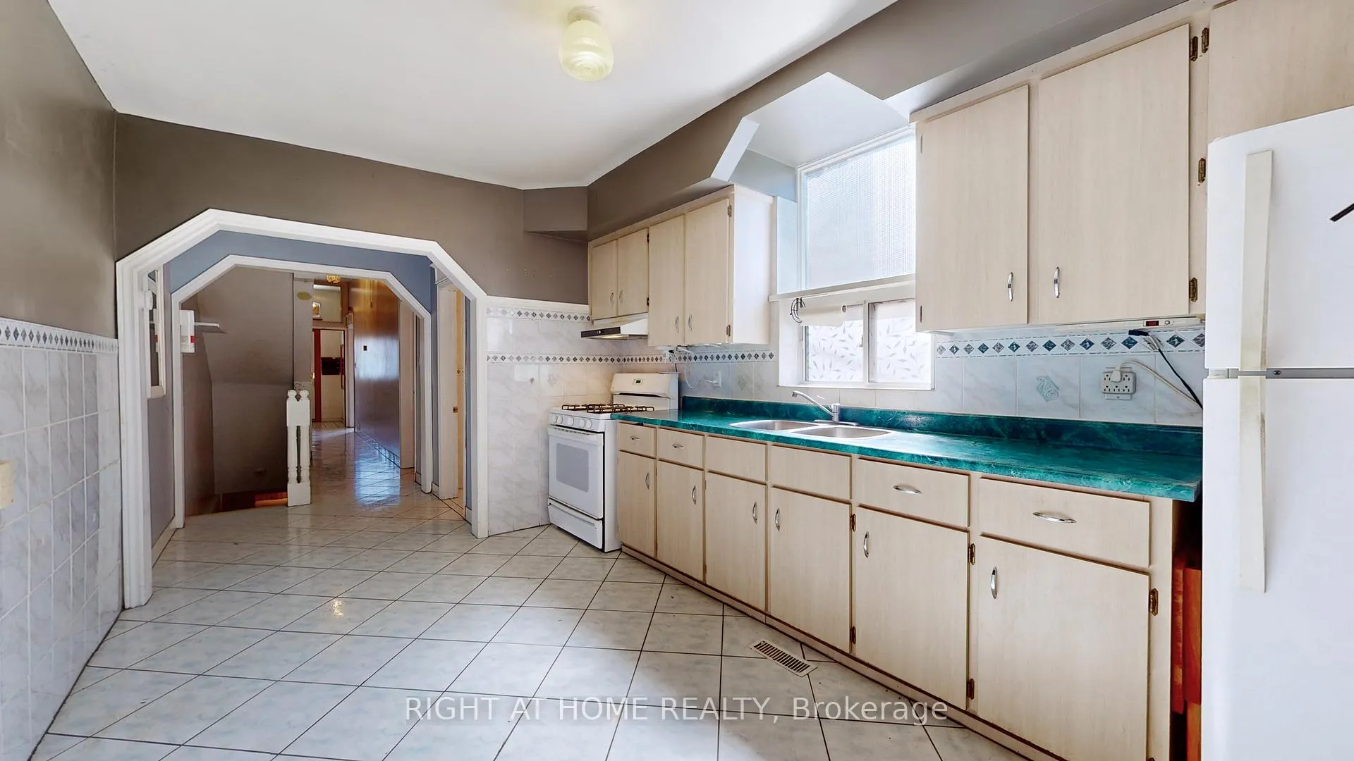 Photo 5 of Unit Main, 66 Gladstone Avenue, Toronto, Little Portugal — HOMEH