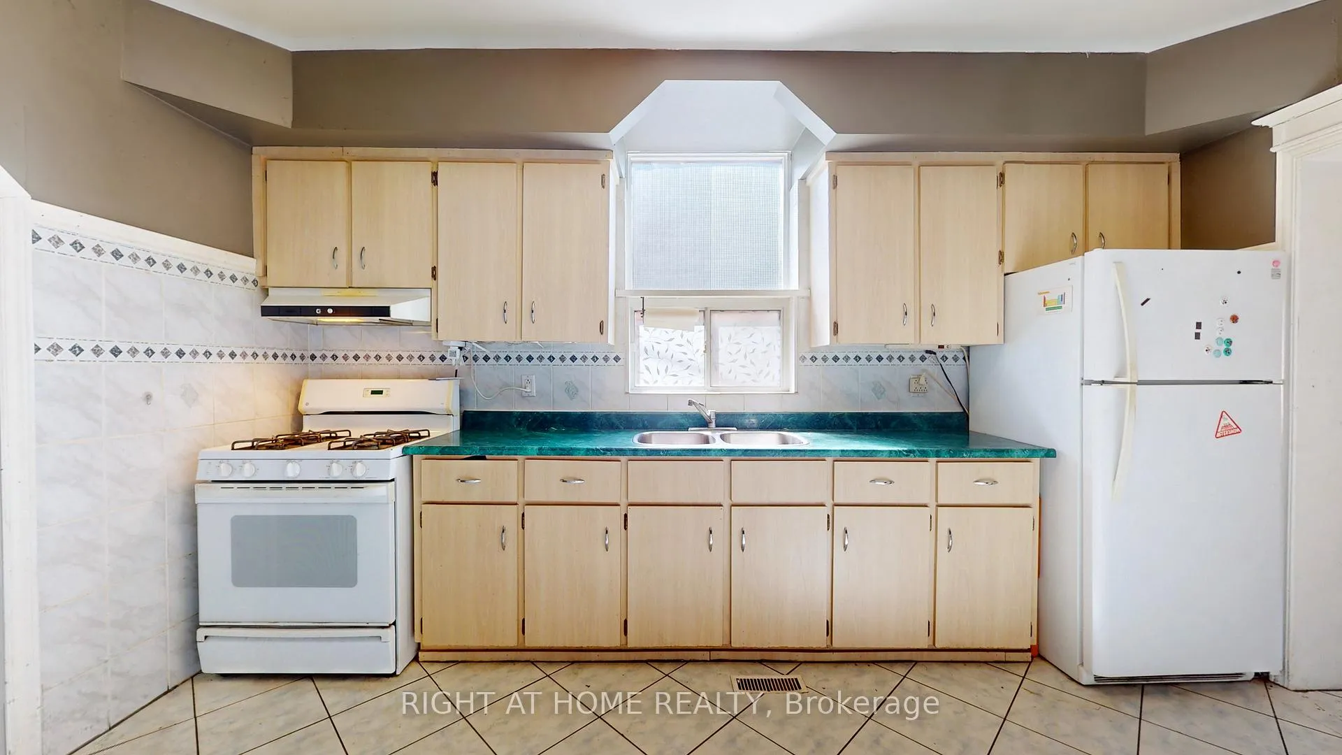 Photo 6 of Unit Main, 66 Gladstone Avenue, Toronto, Little Portugal — HOMEH