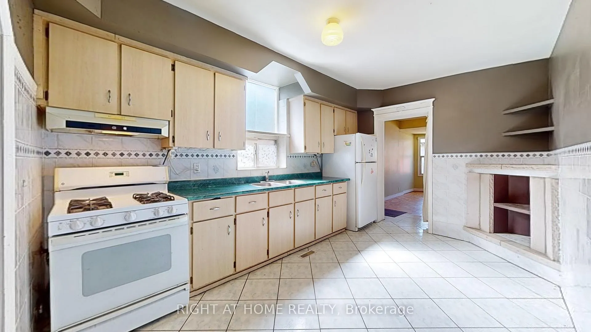 Photo 7 of Unit Main, 66 Gladstone Avenue, Toronto, Little Portugal — HOMEH