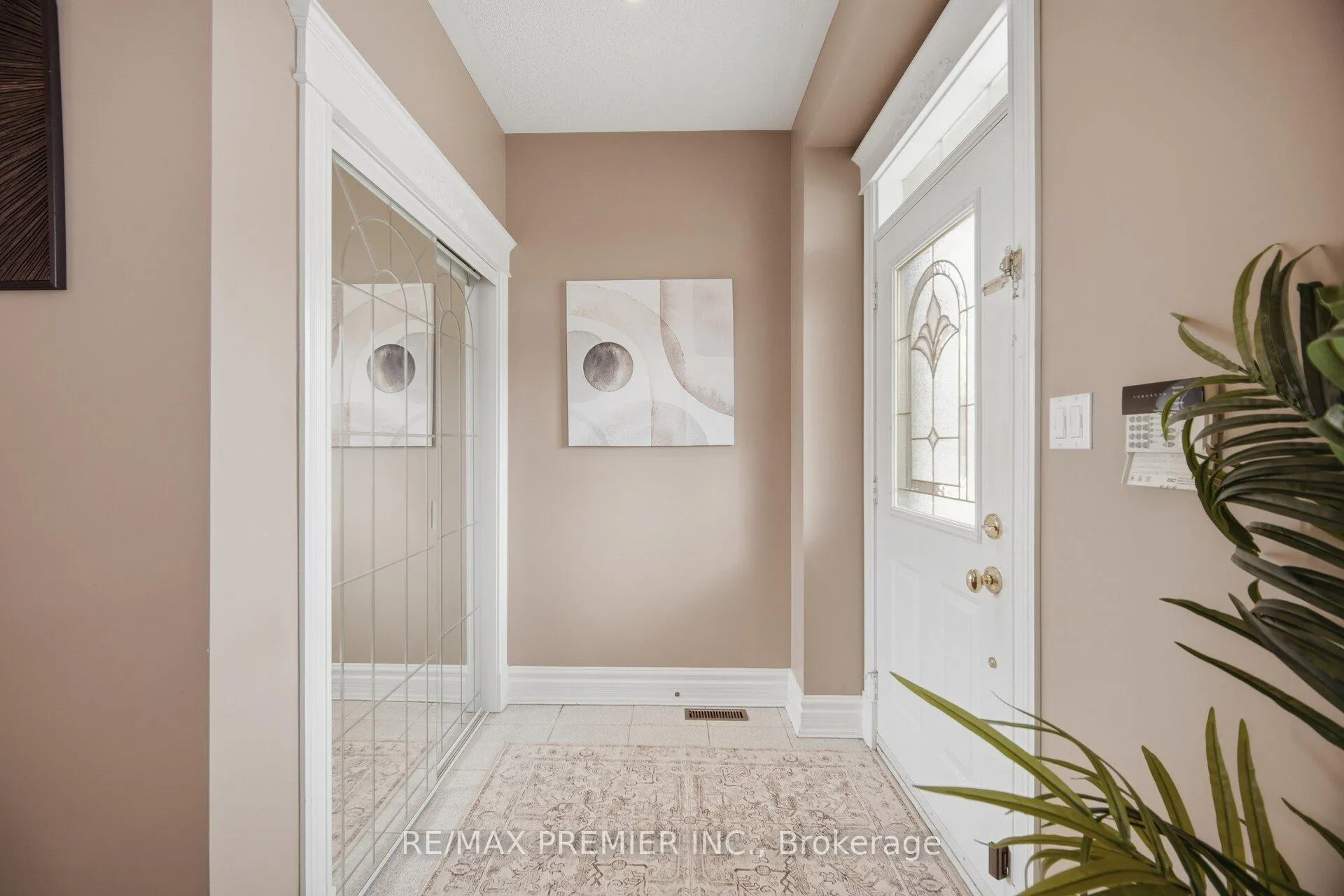 Photo 3 of 140 Ferdinand Avenue, Vaughan, Maple — HOMEH