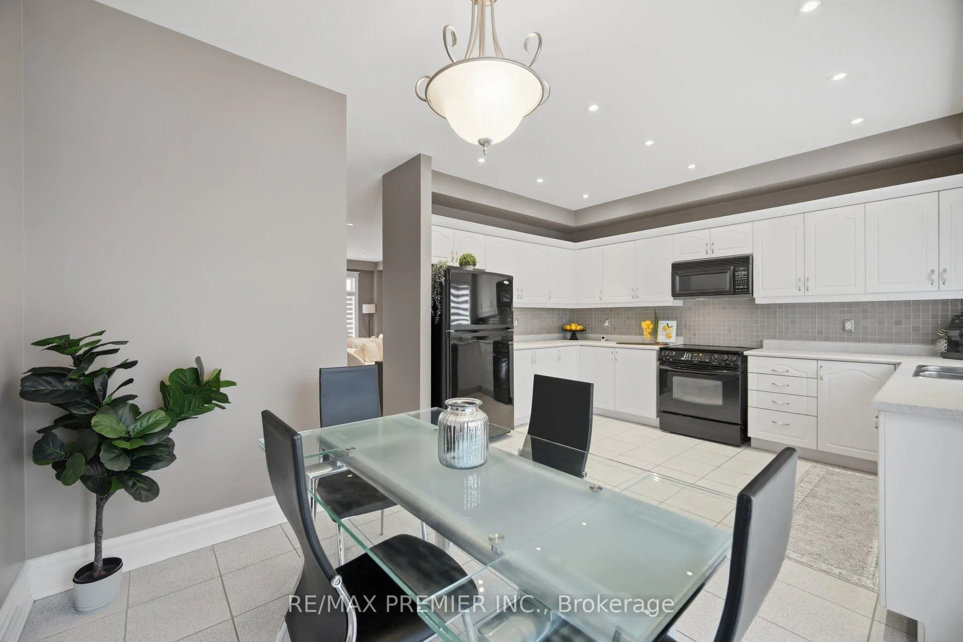 Photo 9 of 140 Ferdinand Avenue, Vaughan, Maple — HOMEH