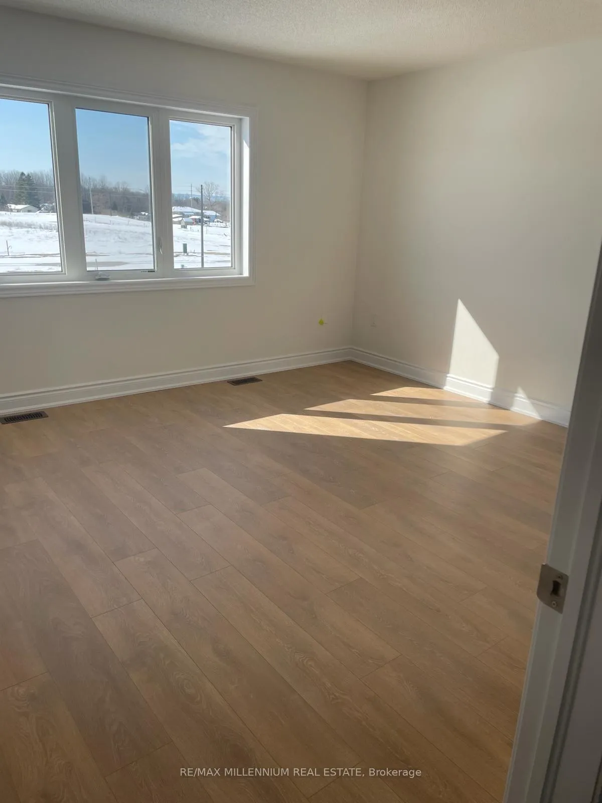 Photo 7 of 11 Mission Street, Wasaga Beach — HOMEH